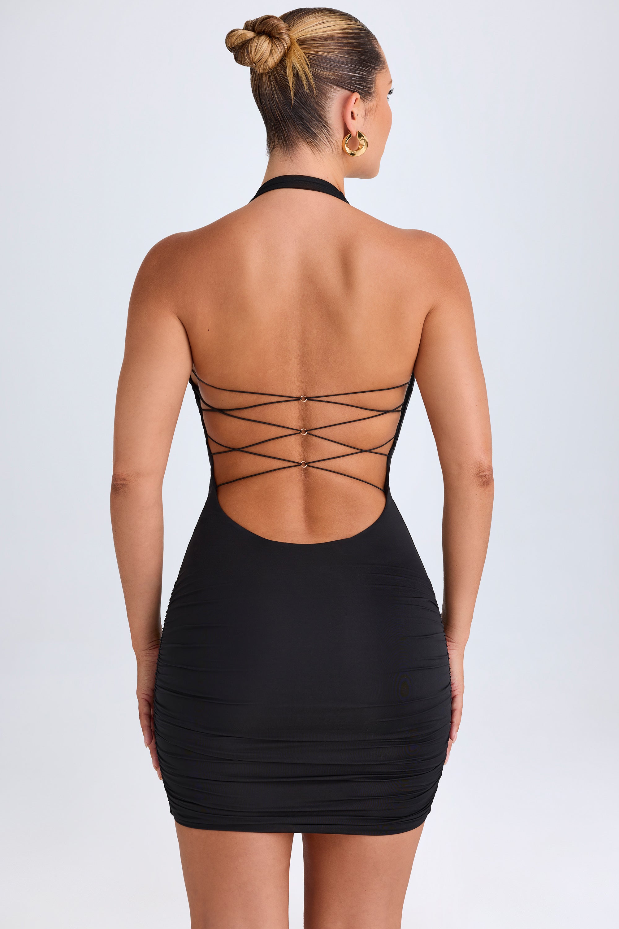 découpe hardware robe noire