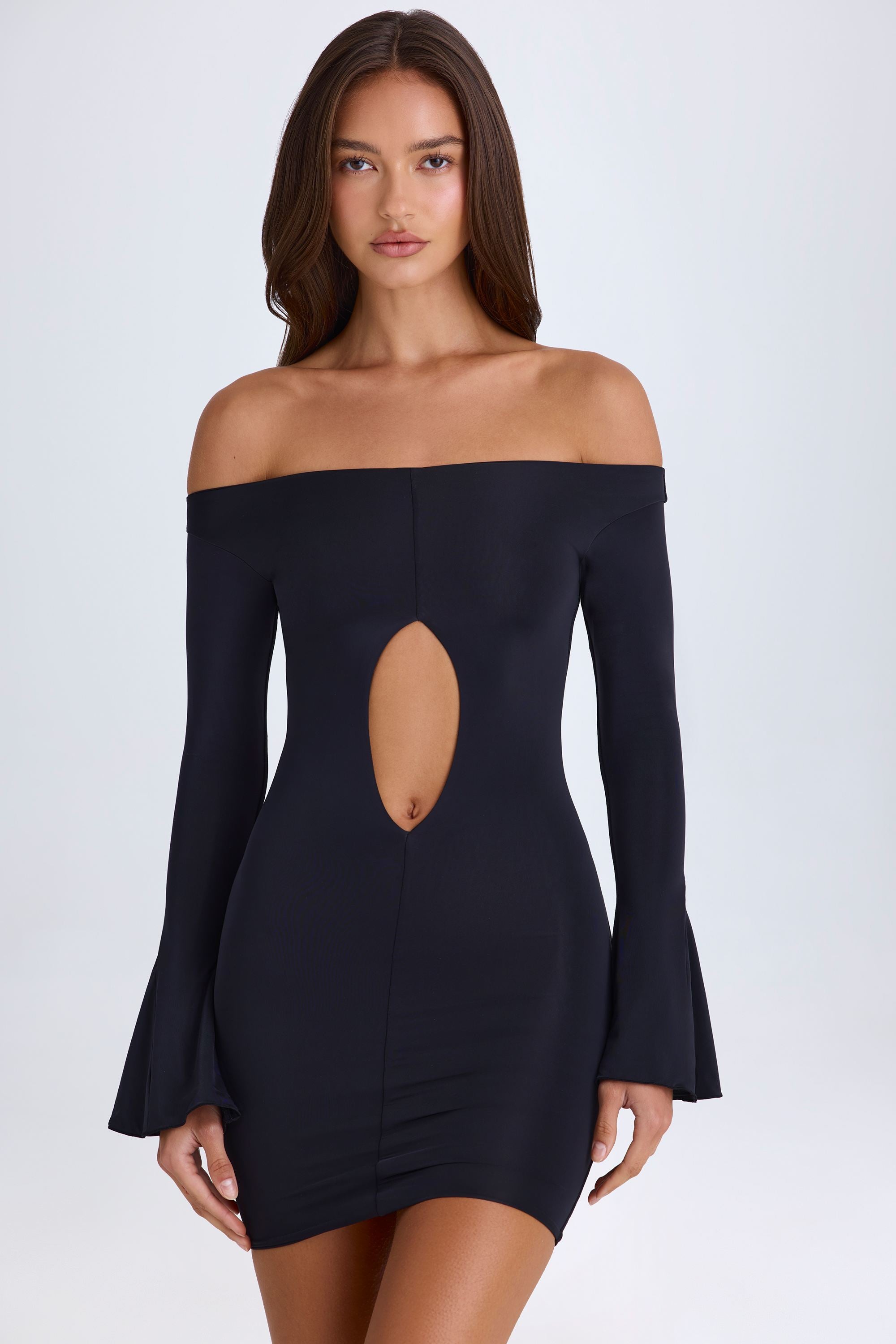 Robe élégante épaule dégagée