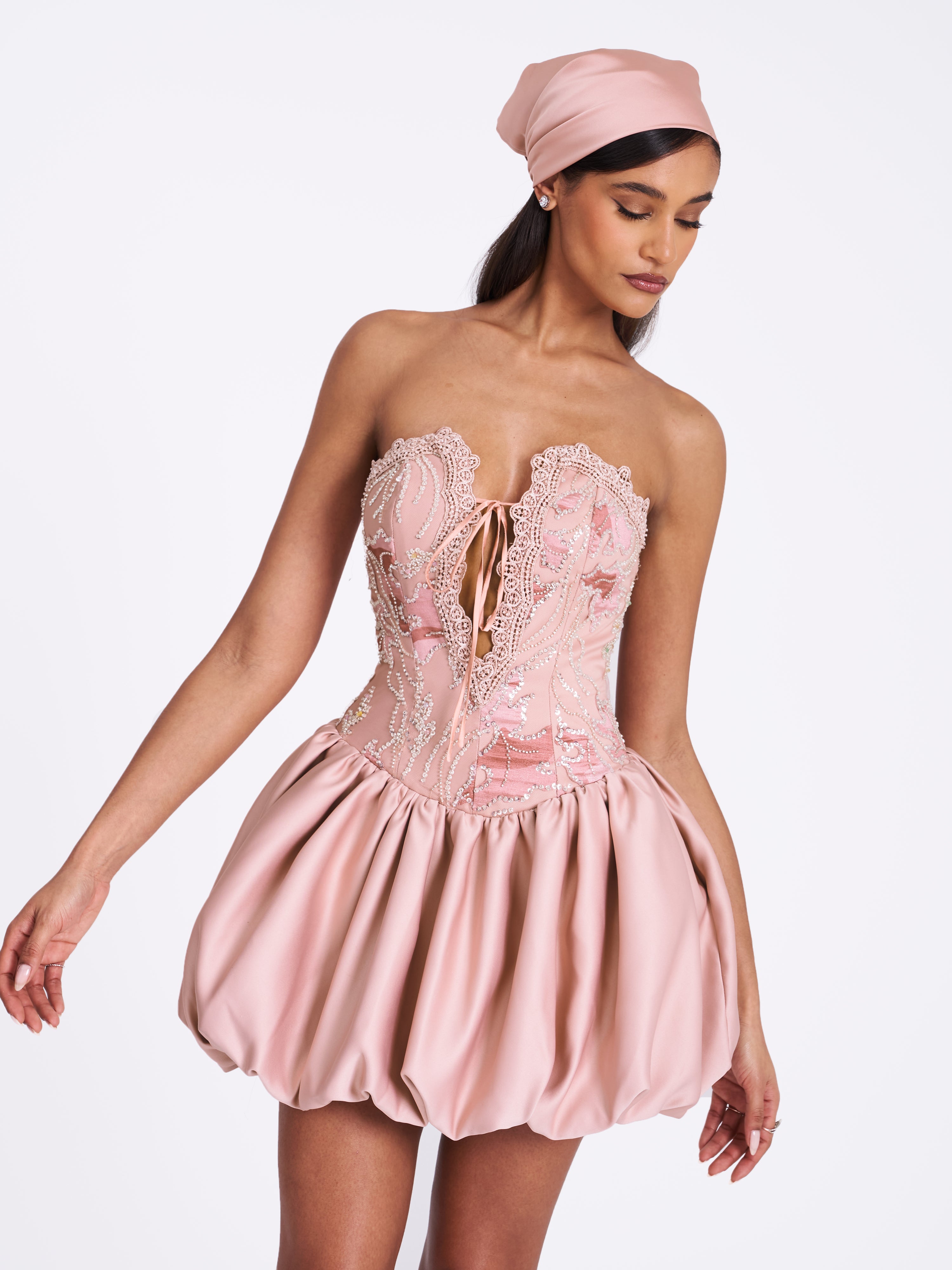 col en V profond avec dentelle de robe rose