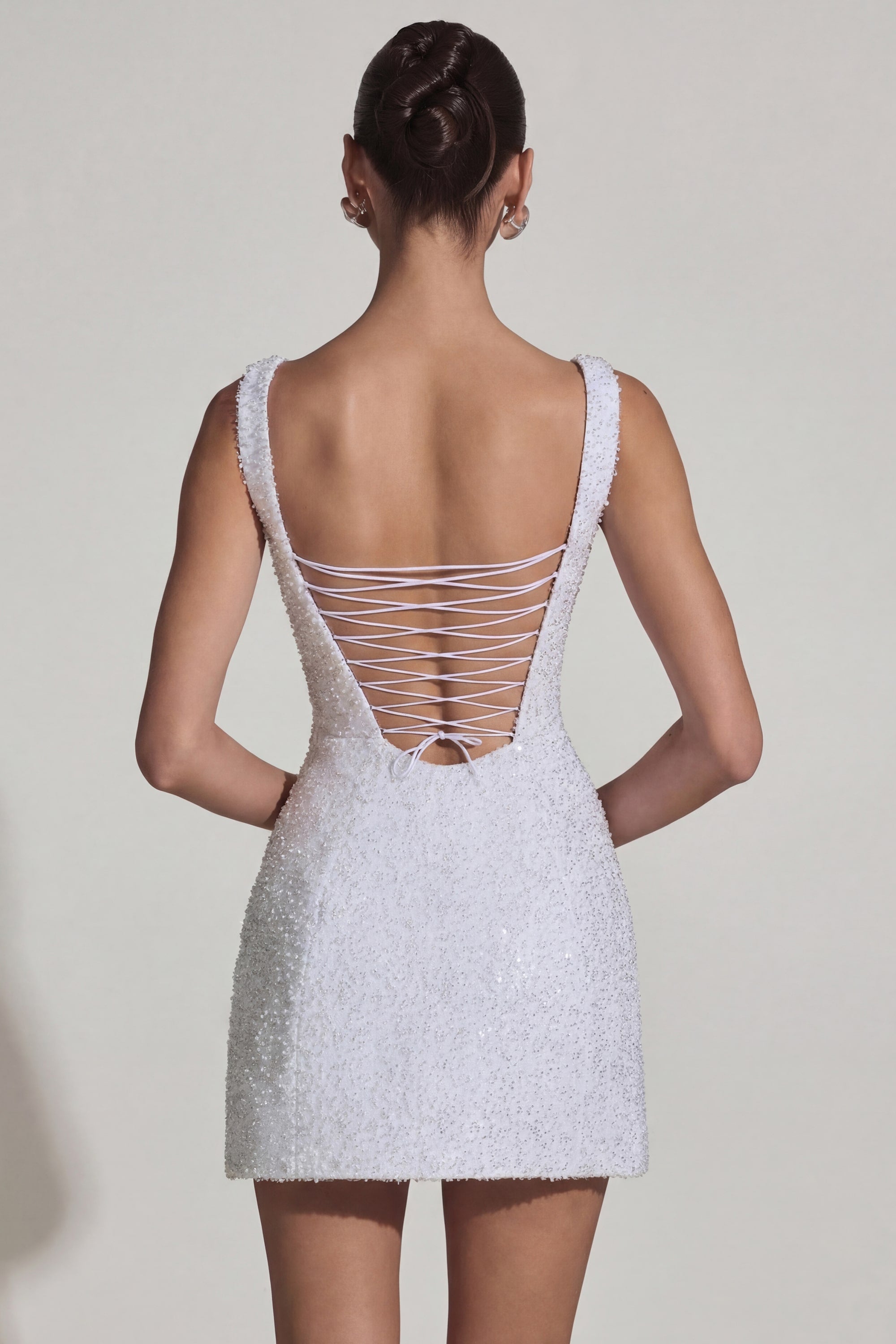 Robe blanche à embellissements