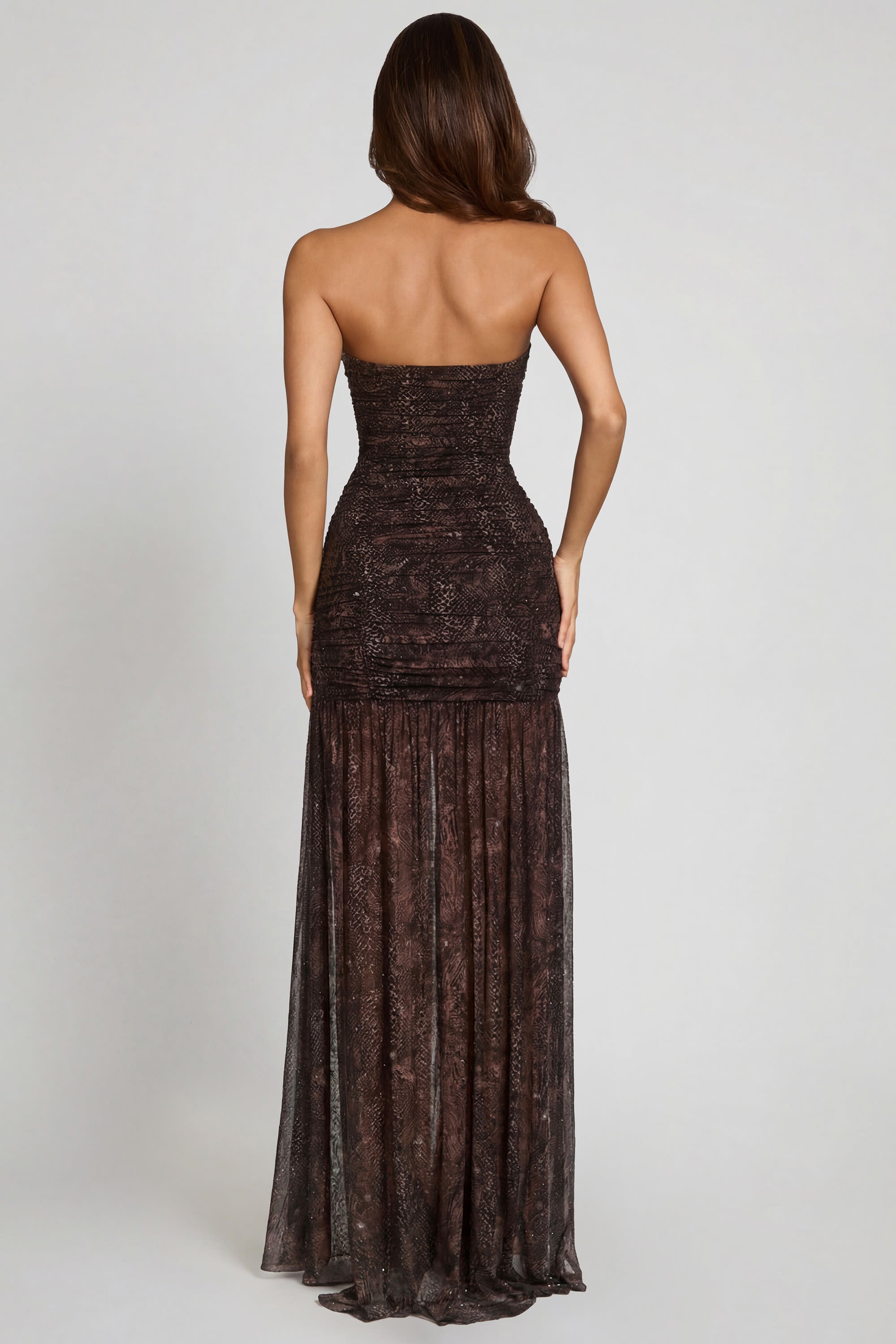 détail hotfix robe maxi