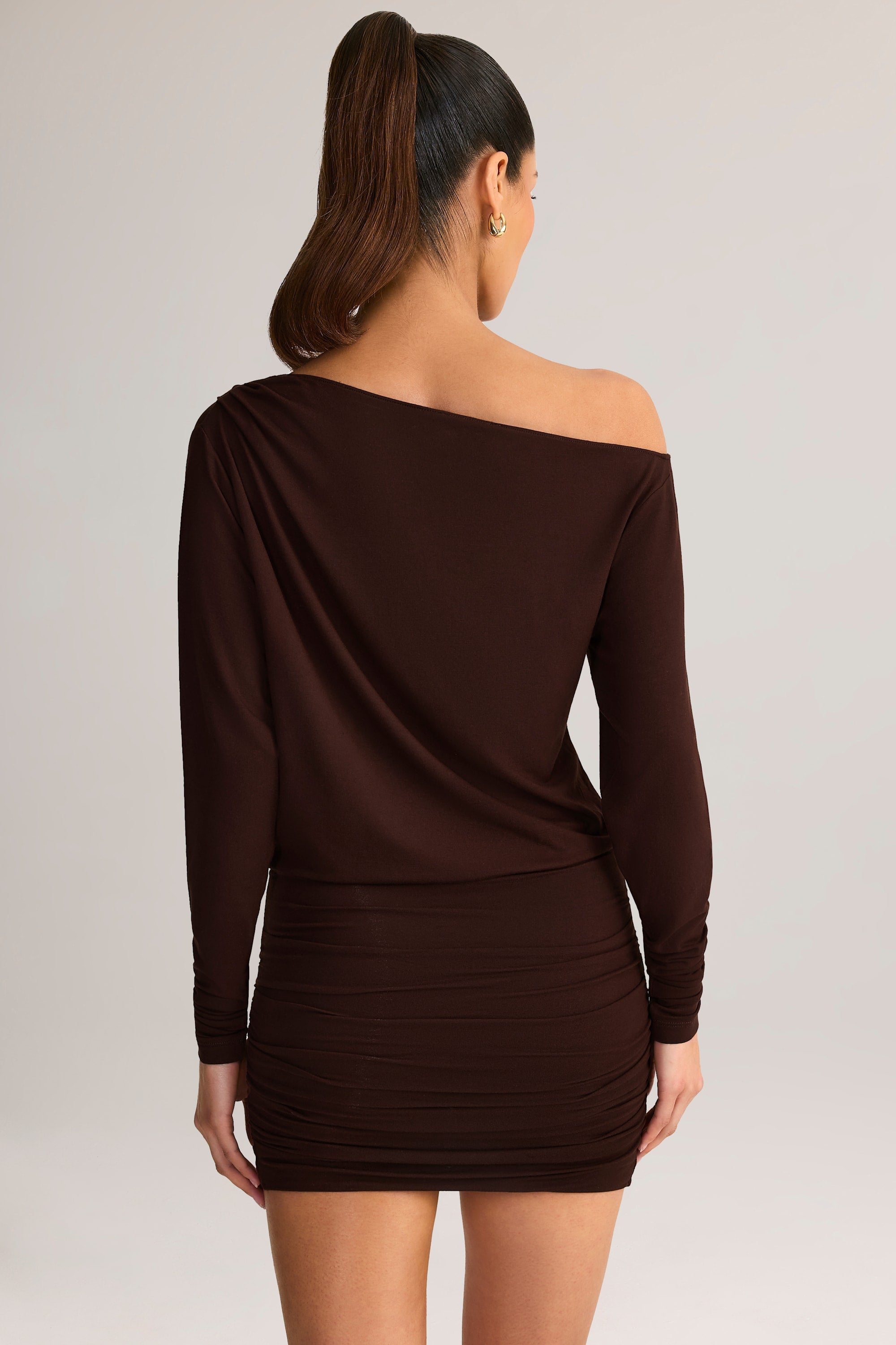 Robe mini épaule dénudée en chocolat