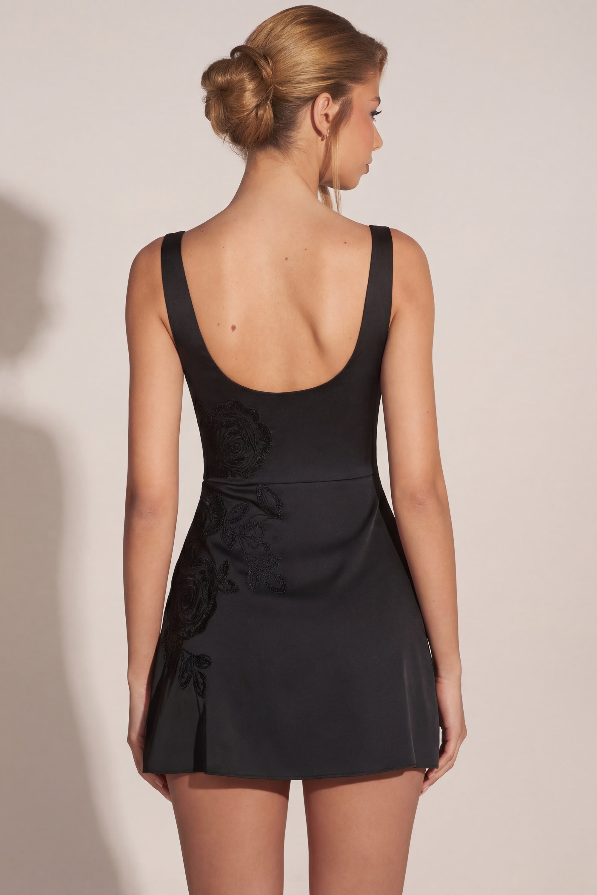 détail floral sur robe noire mini