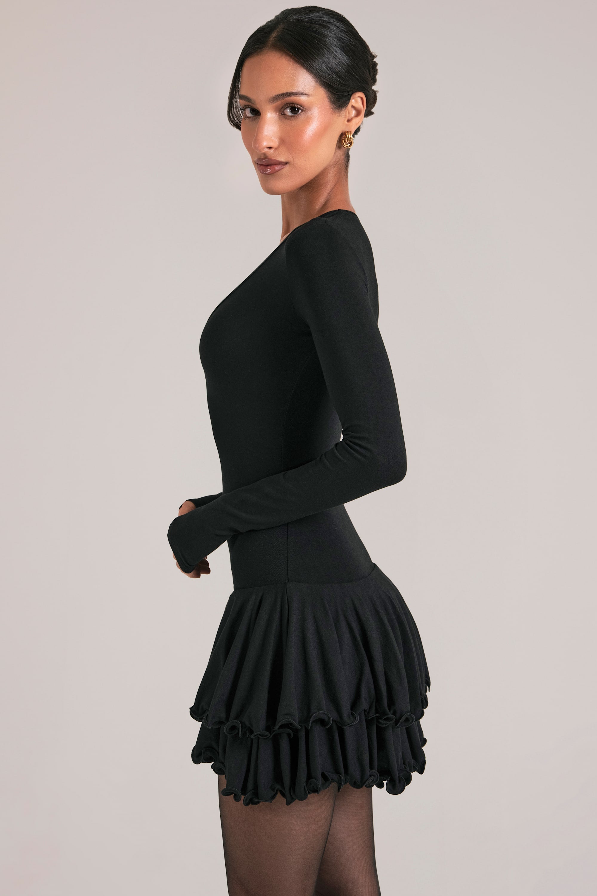 ourlet festonné sur robe noire