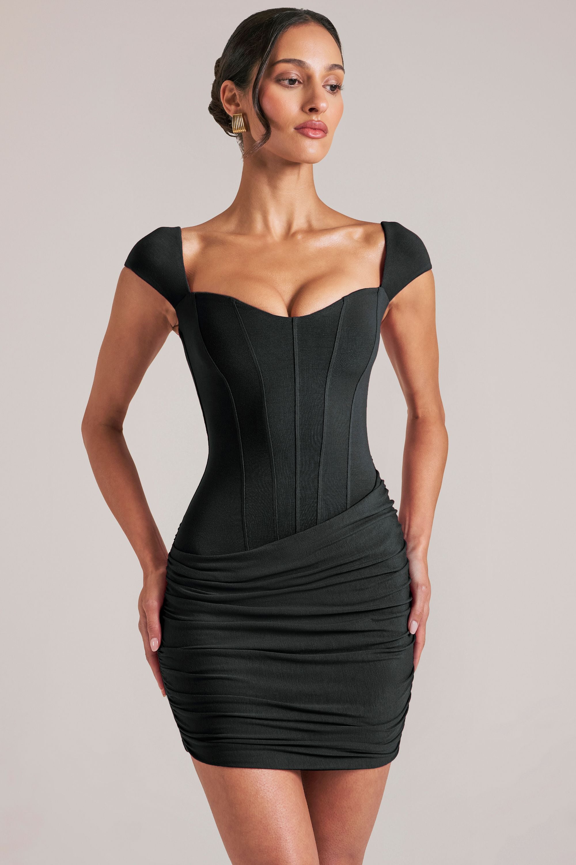 robe noire féminine moderne