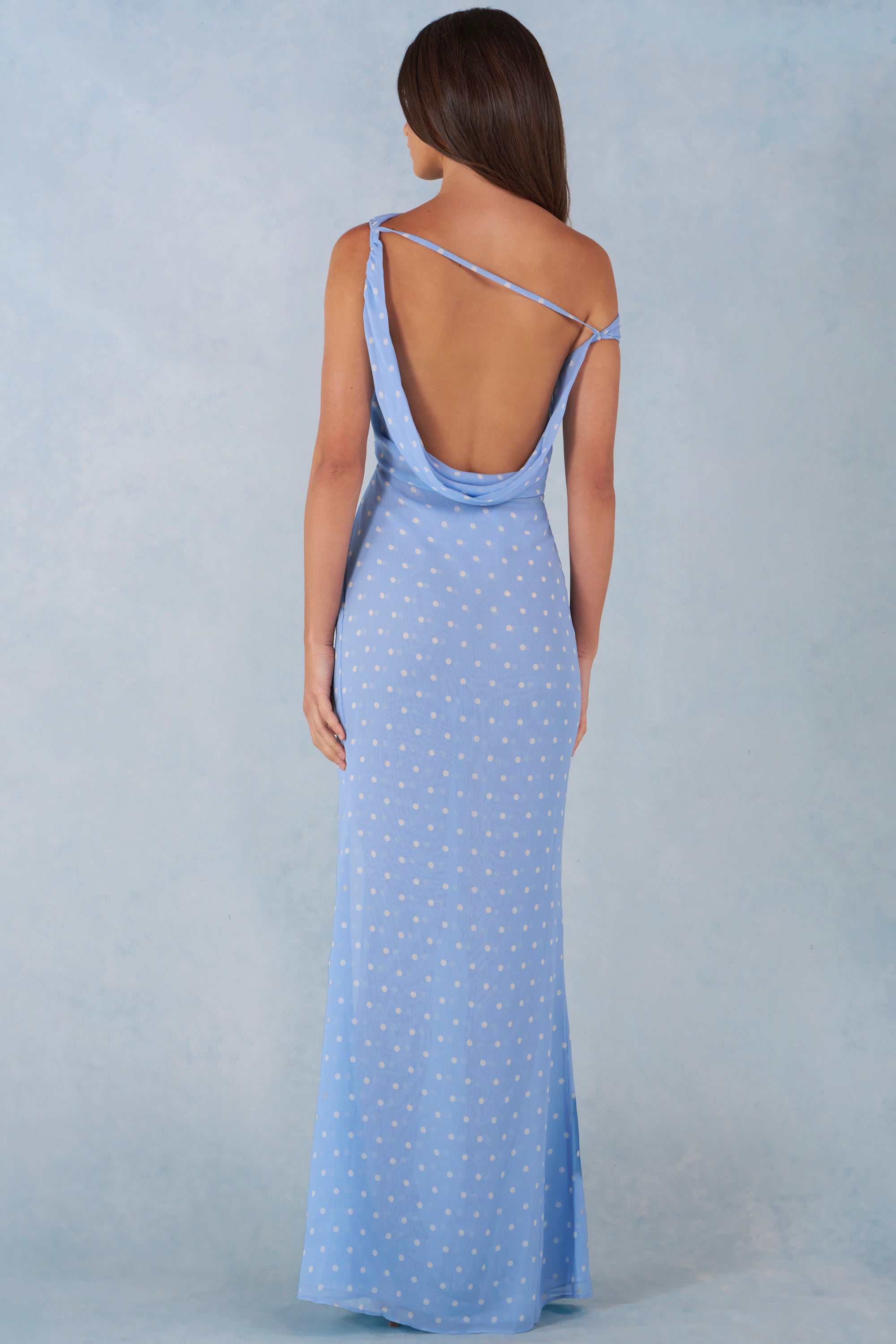 détail de l'épaule d'une robe à pois