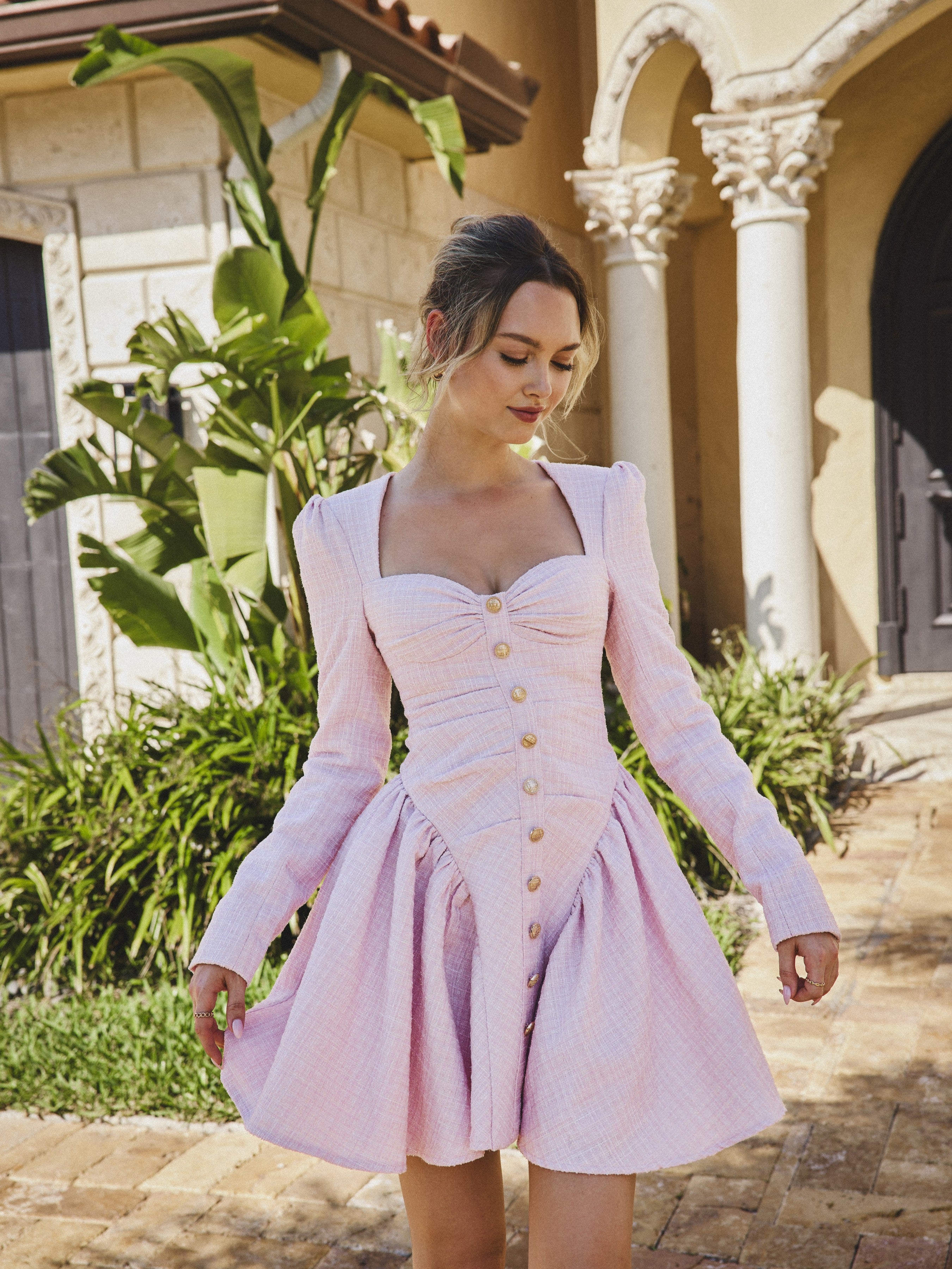 robe chic avec boutons dorés