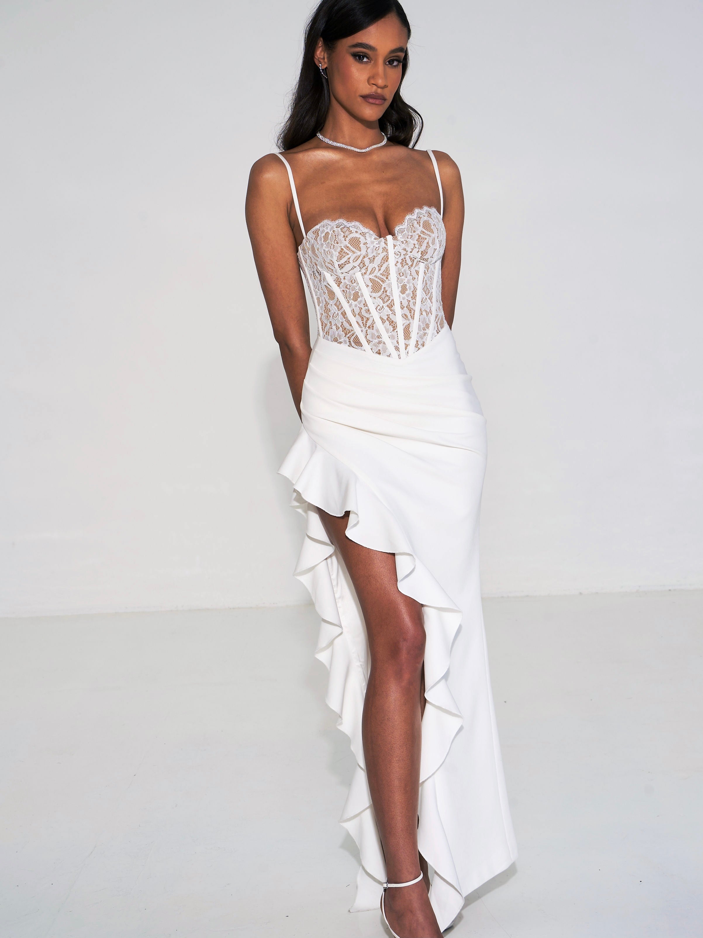 tenue de soirée en dentelle blanche