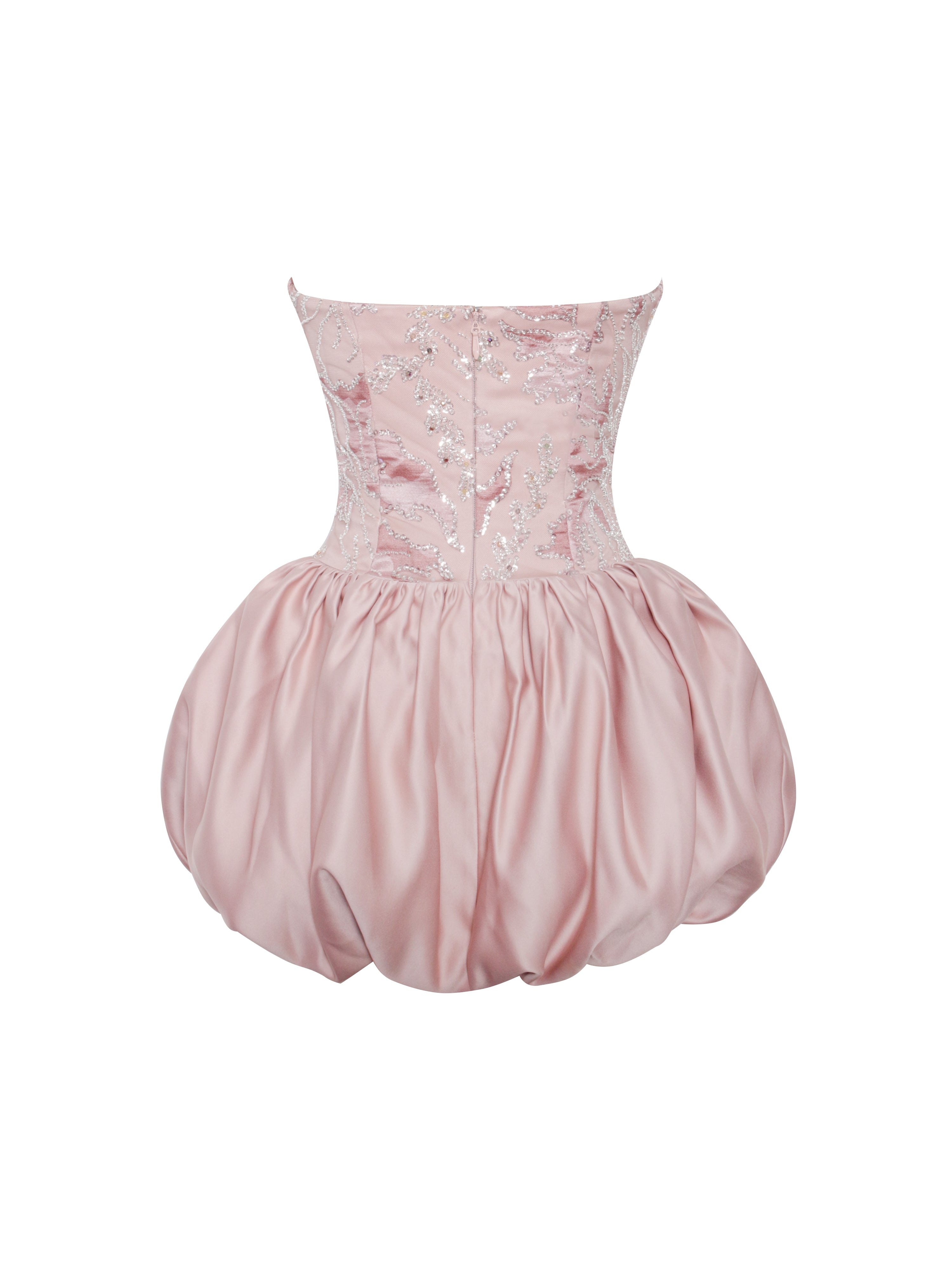 robe féminine en tissu satiné rose