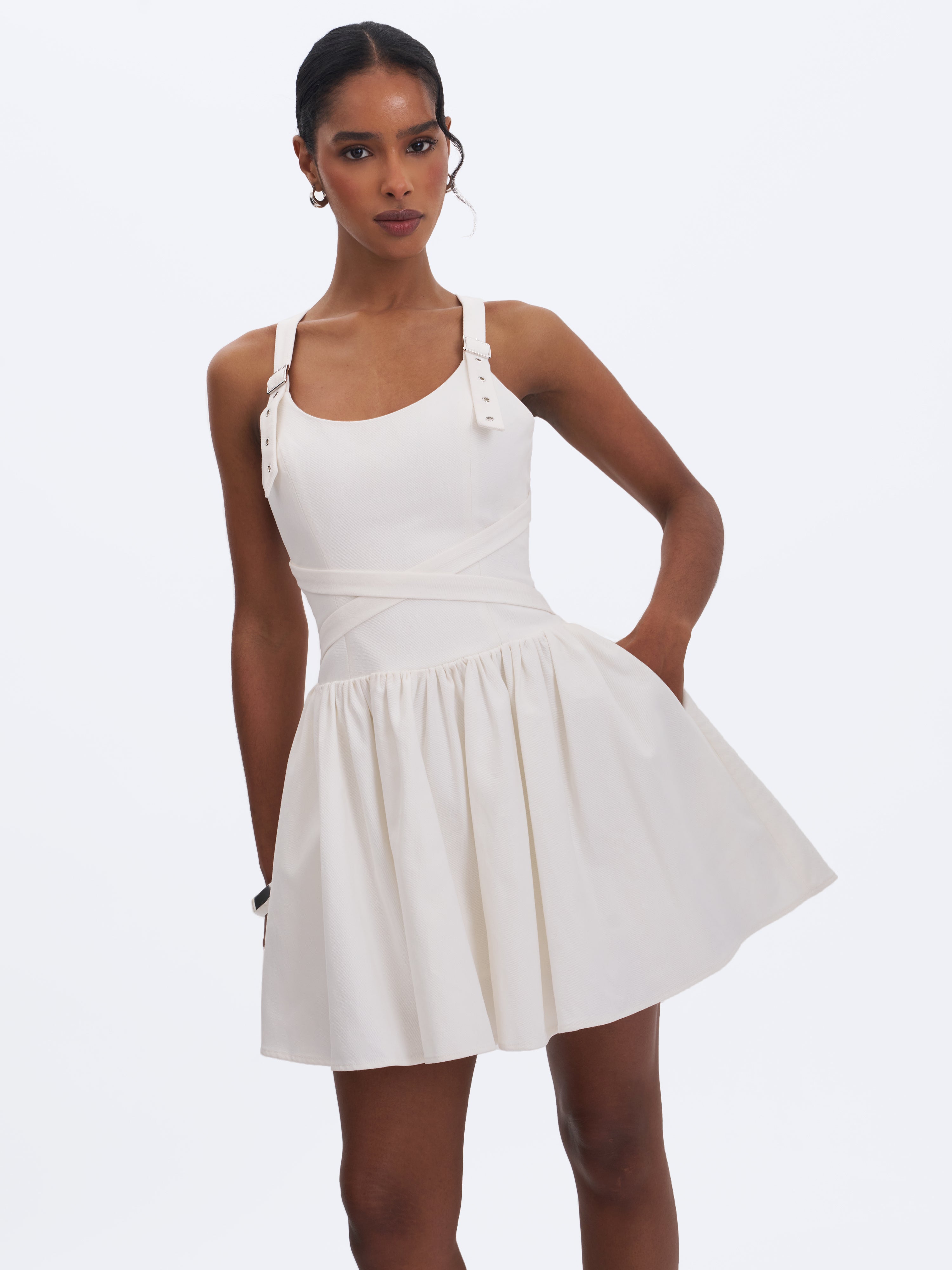 détail de la robe mini en denim