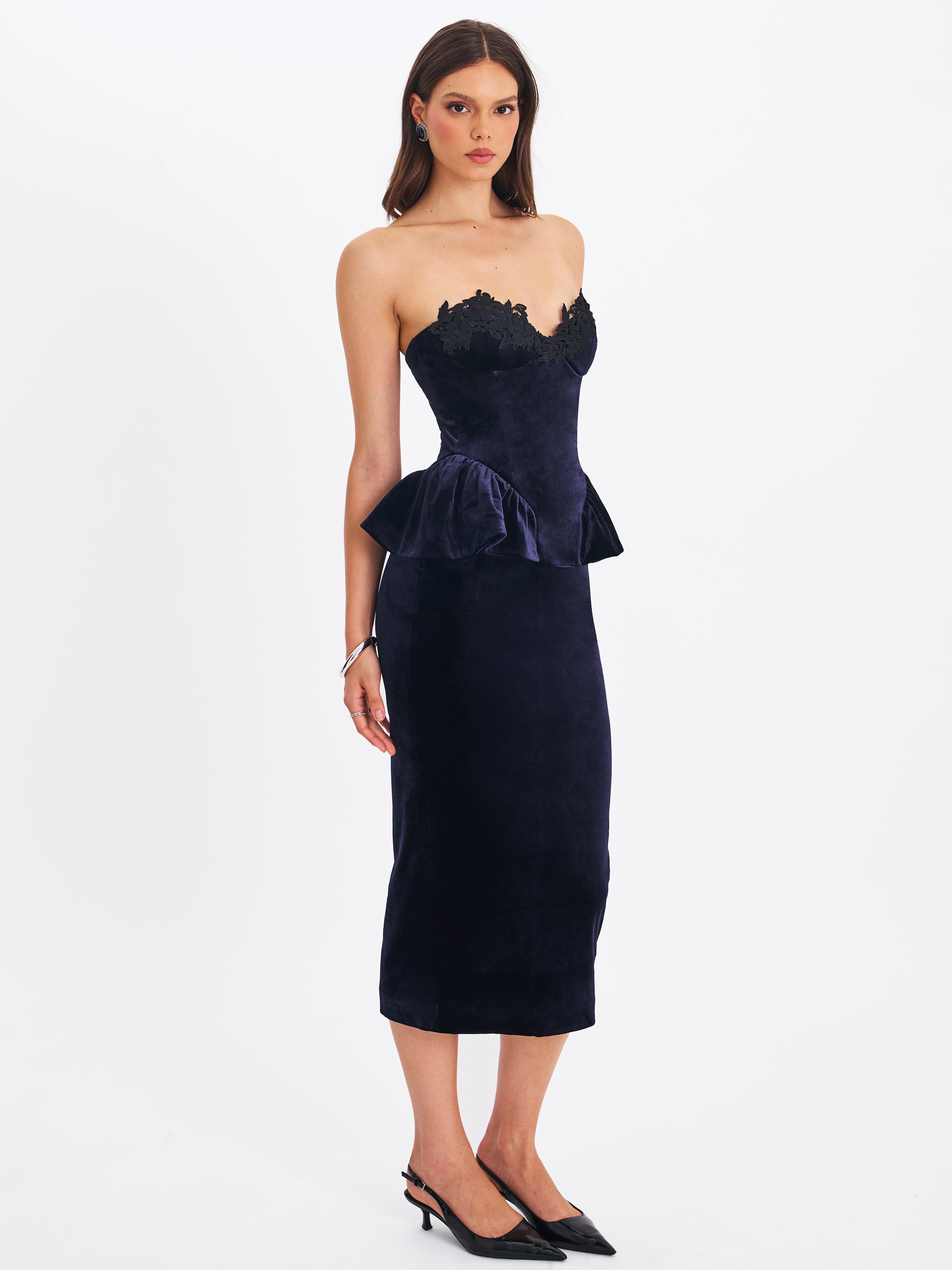 Broderie de dentelle sur robe