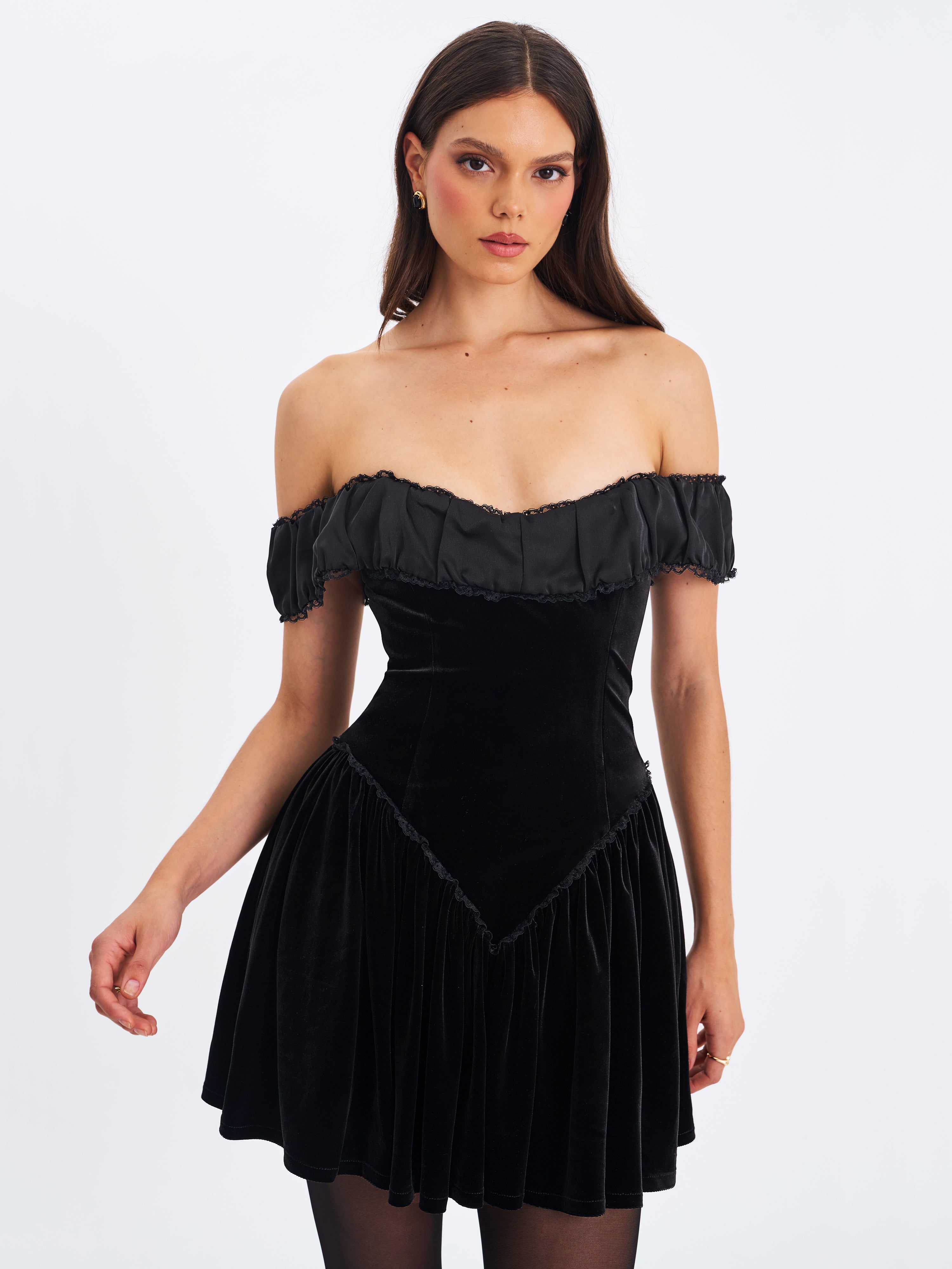 robe mini noire avec finition en dentelle