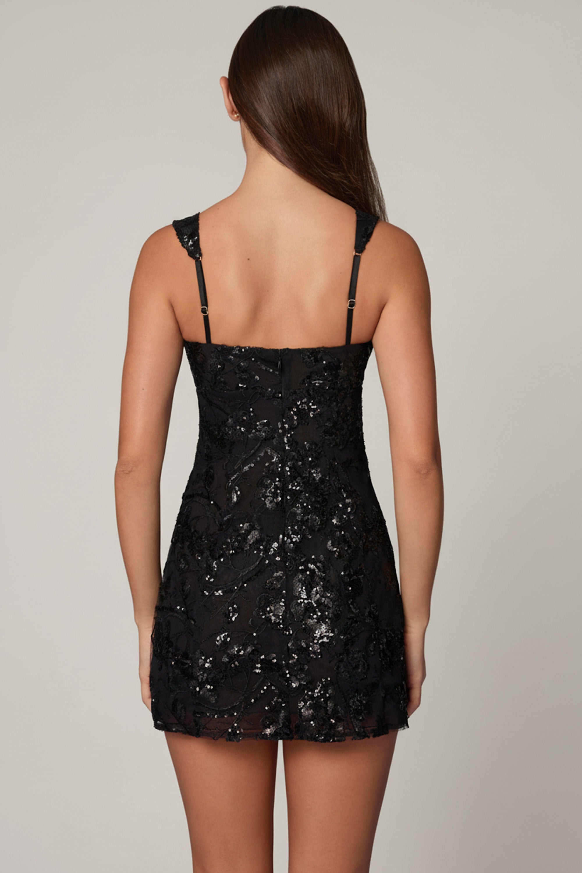 robe noire embellie avec sequins