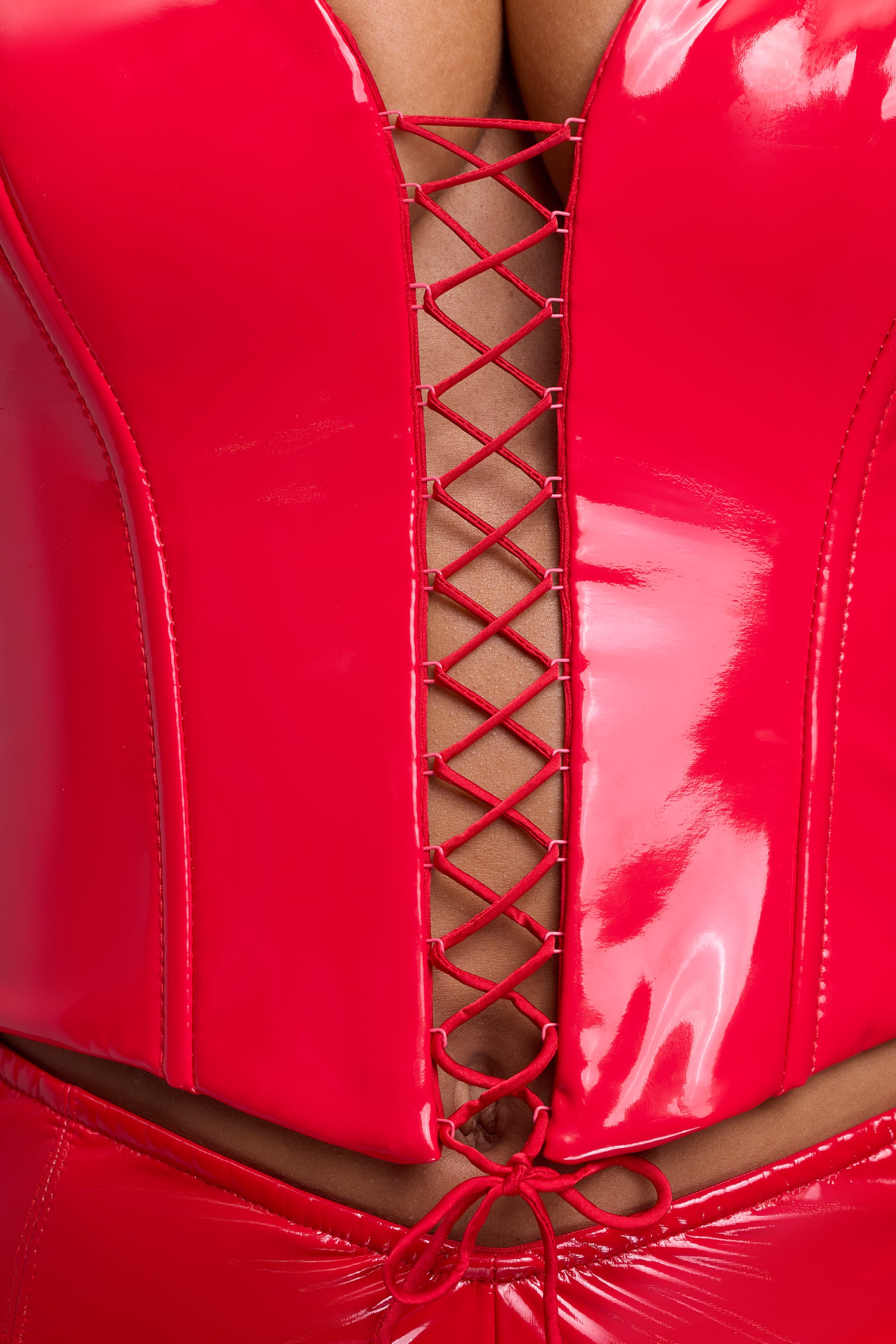haut court en vinyle rouge