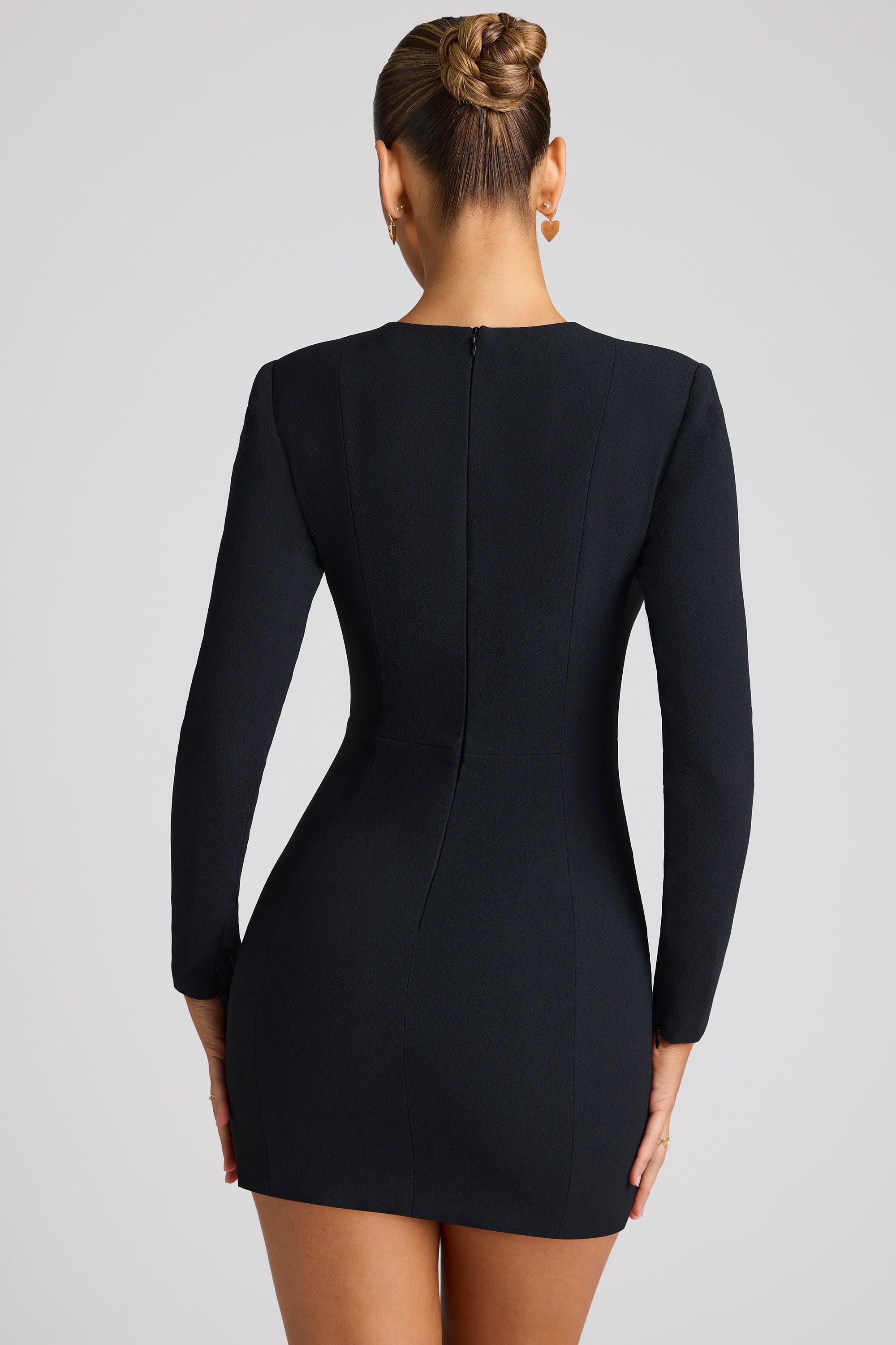 détail cœur robe noire
