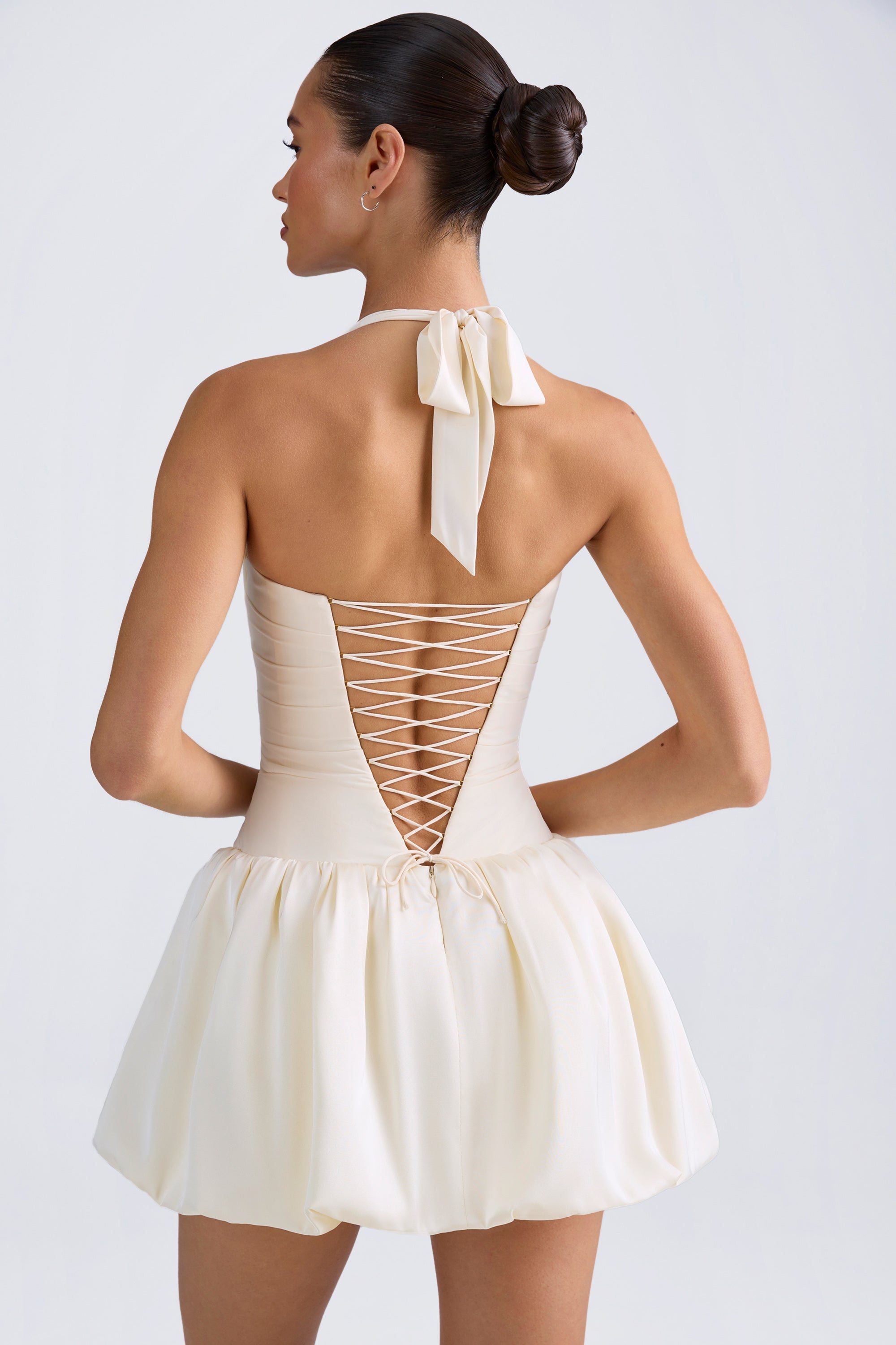 détail laçage robe ivoire