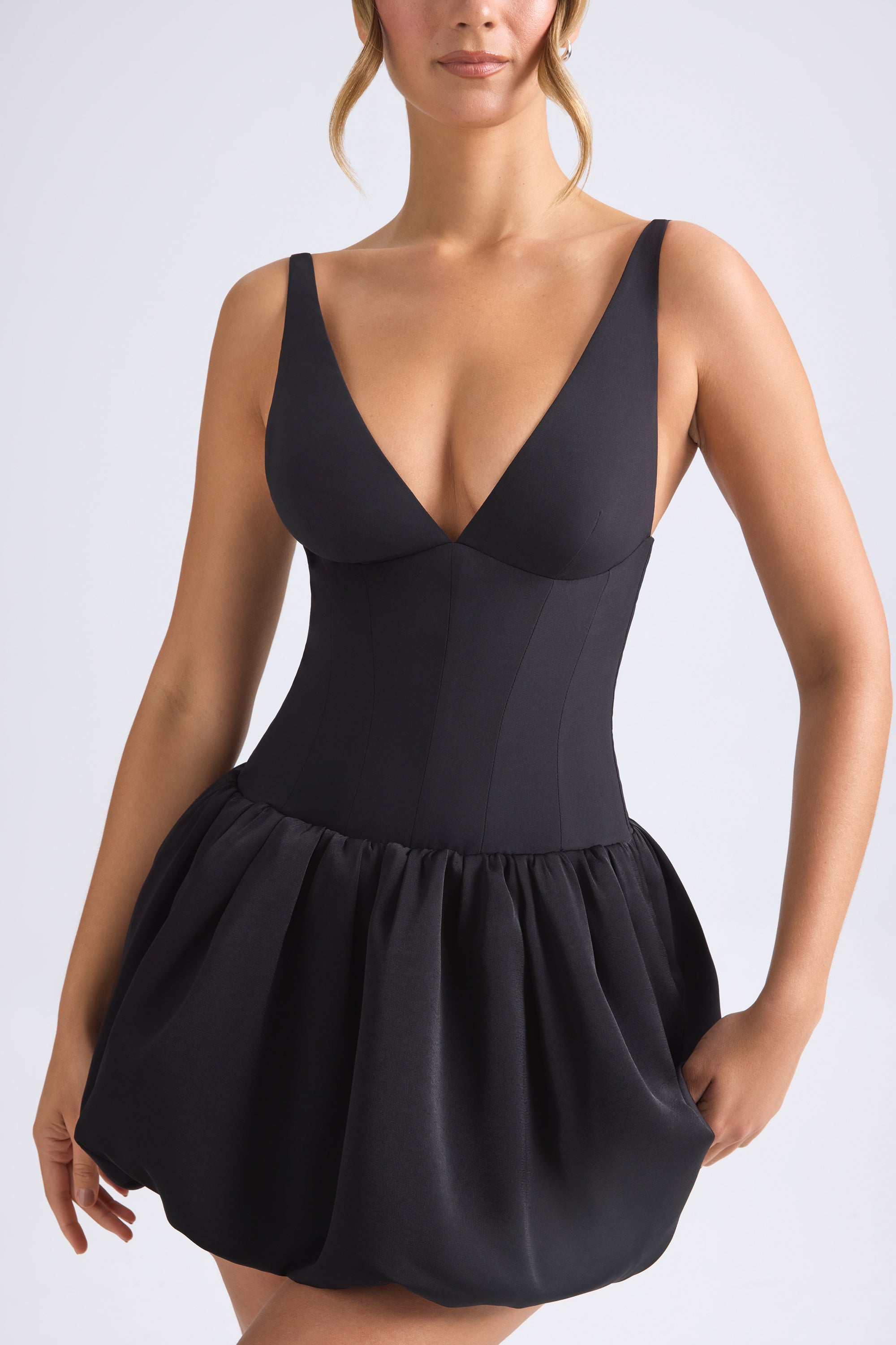 robe noire à lacets au dos