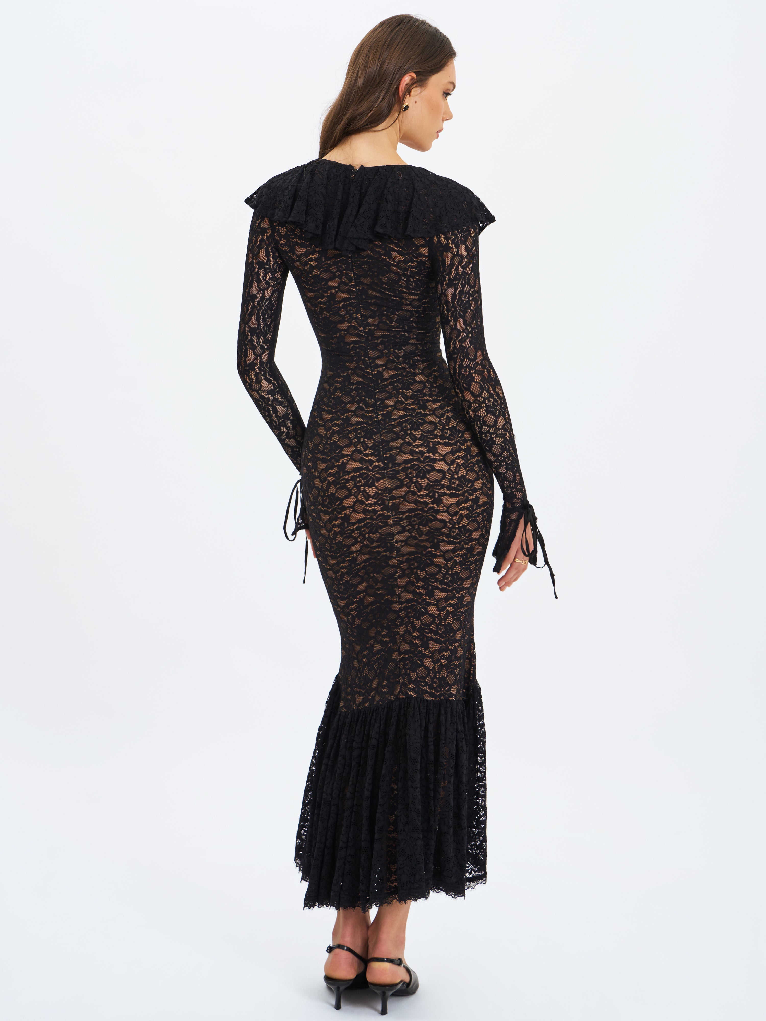 Robe noire col V volanté
