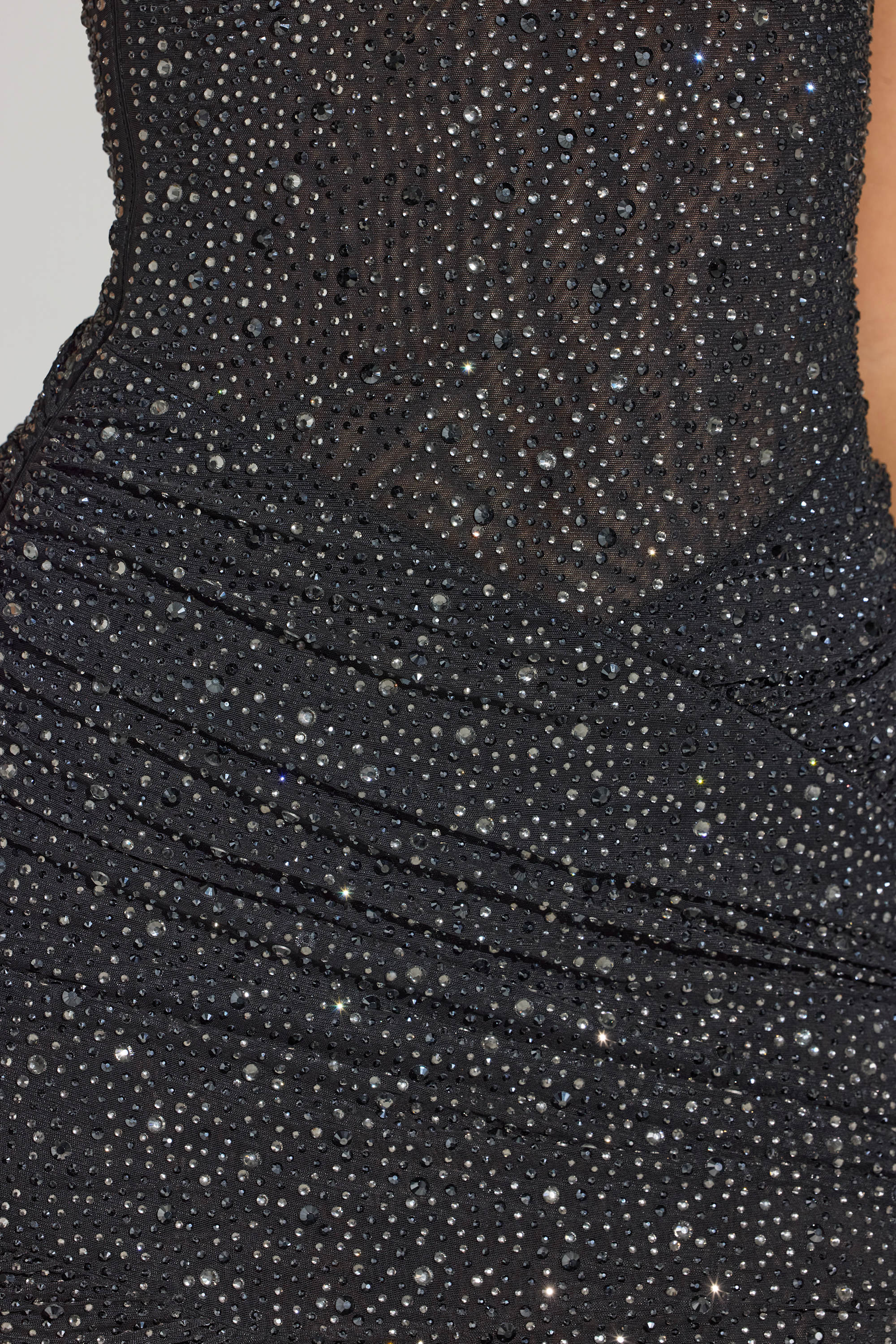tenue élégante noire avec détails à strass
