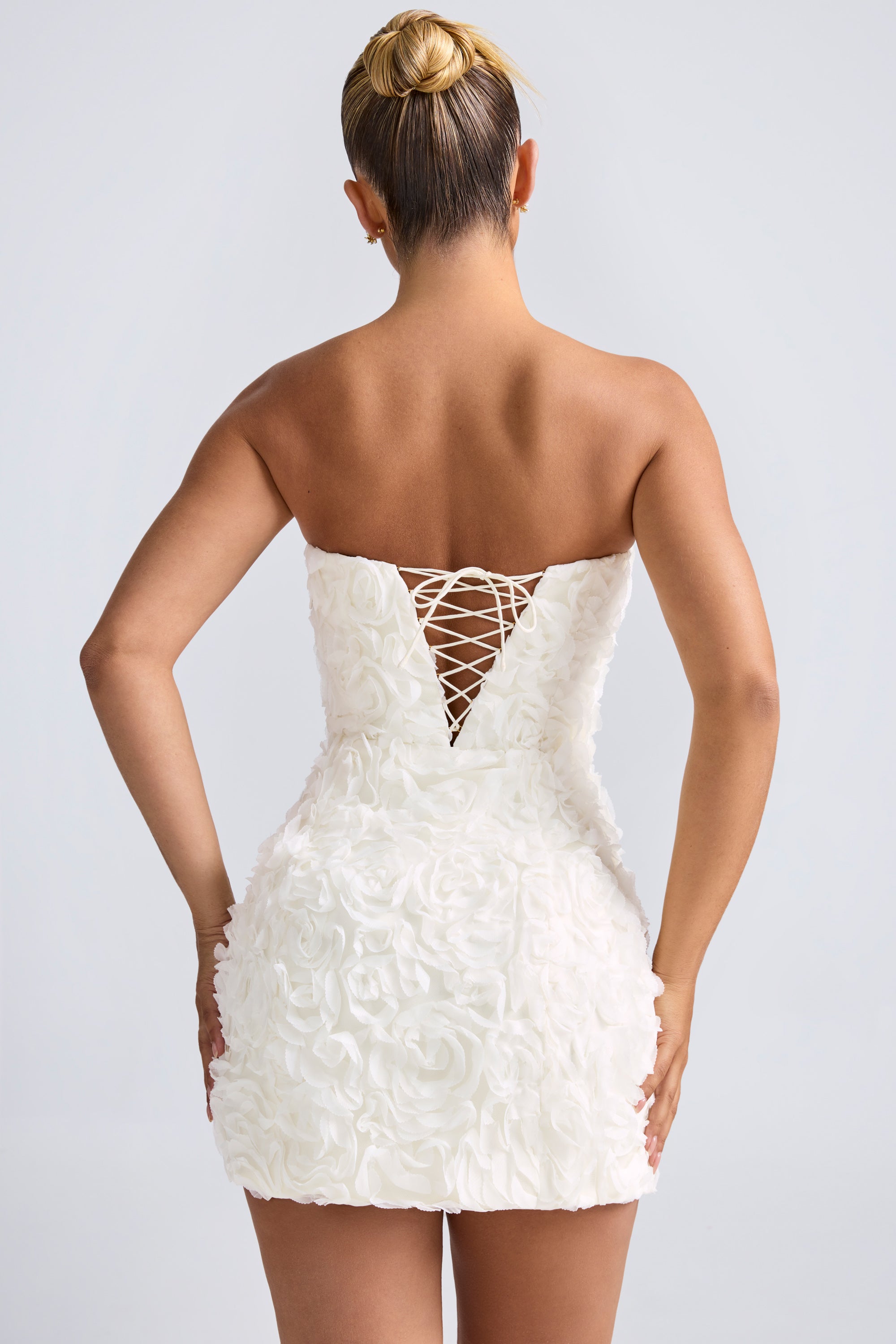 robe blanche bandeau élégante