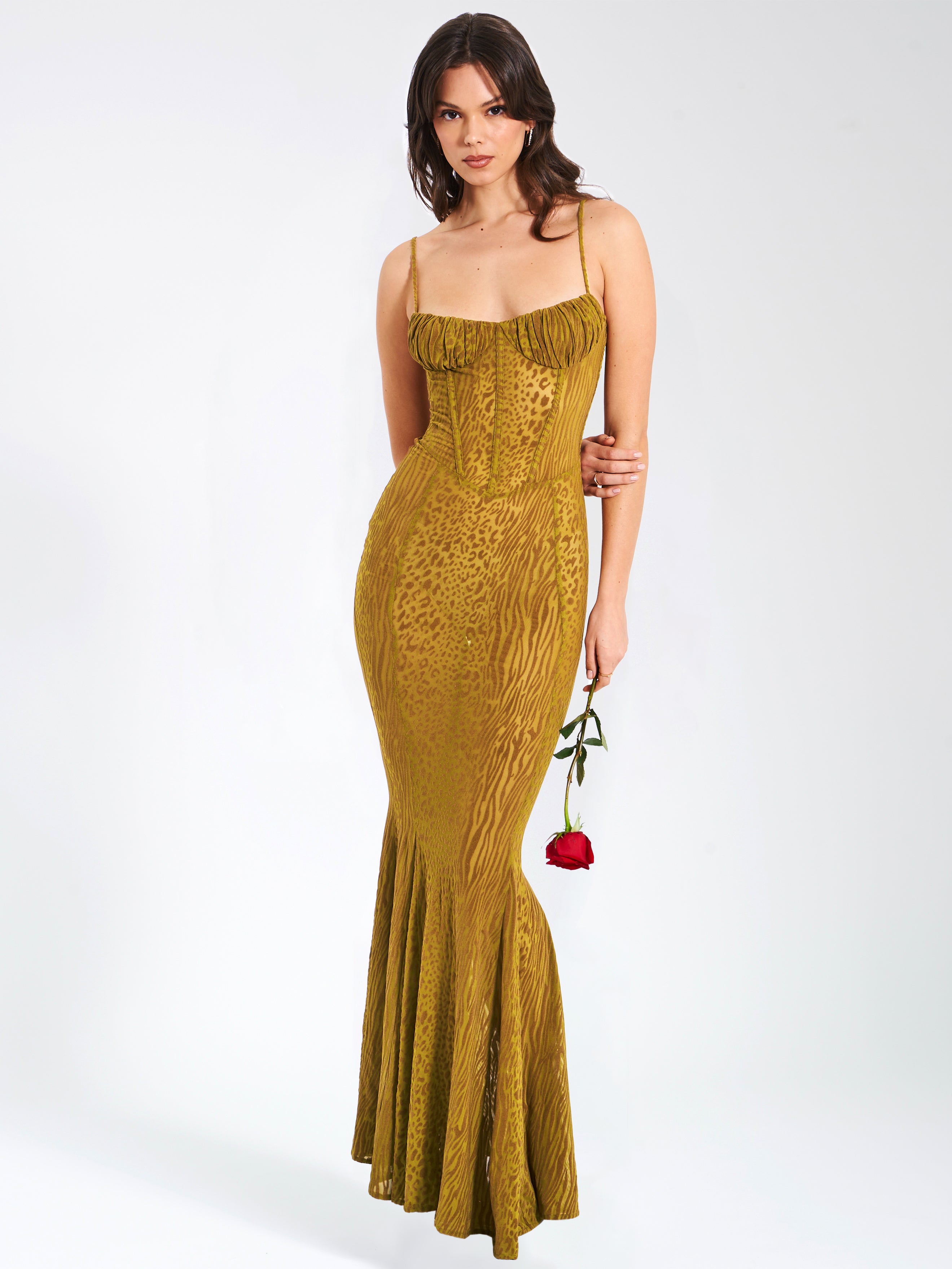 robe à bretelles ajustables dorée