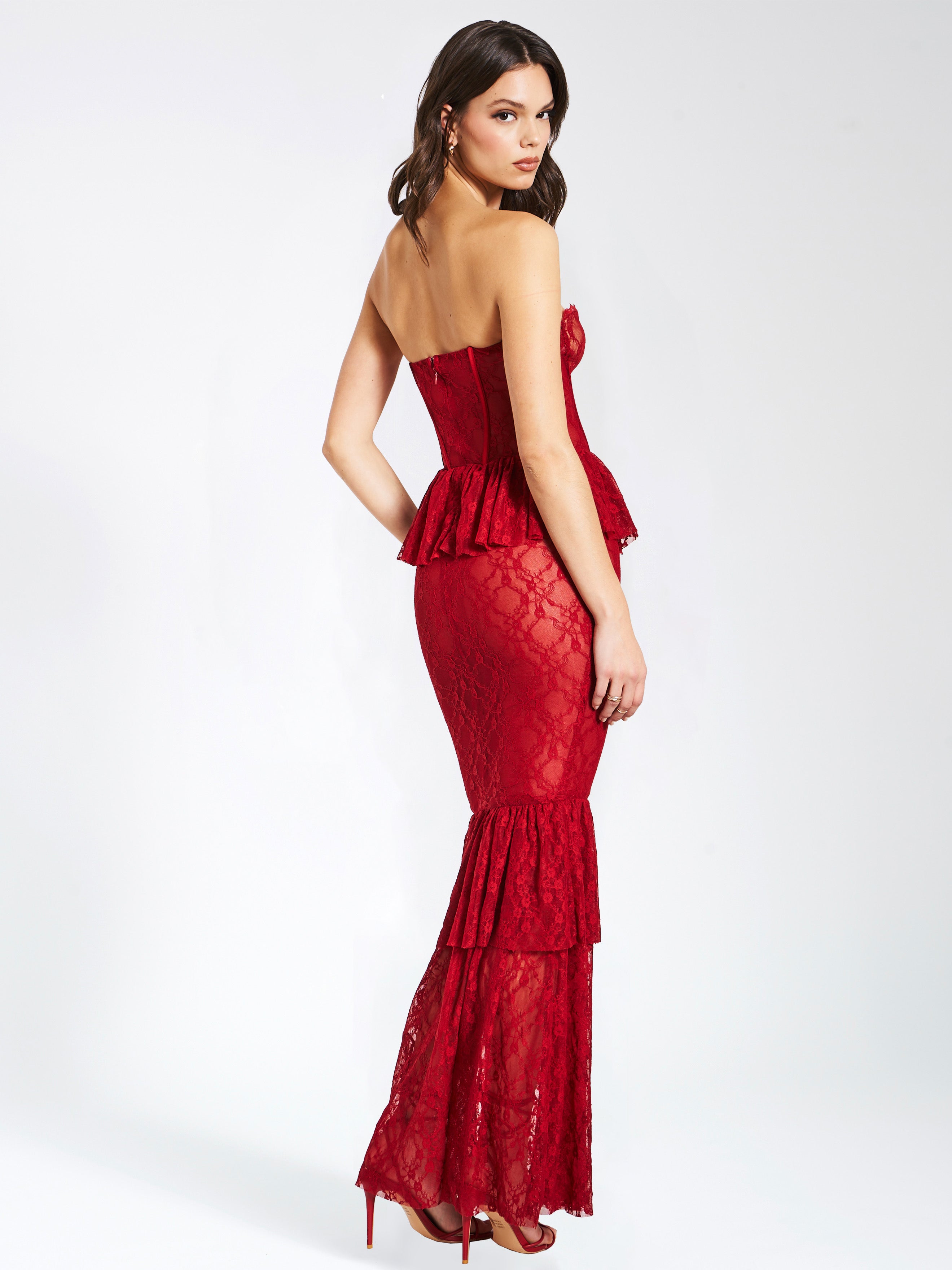 superposition de dentelle sur corset-dress