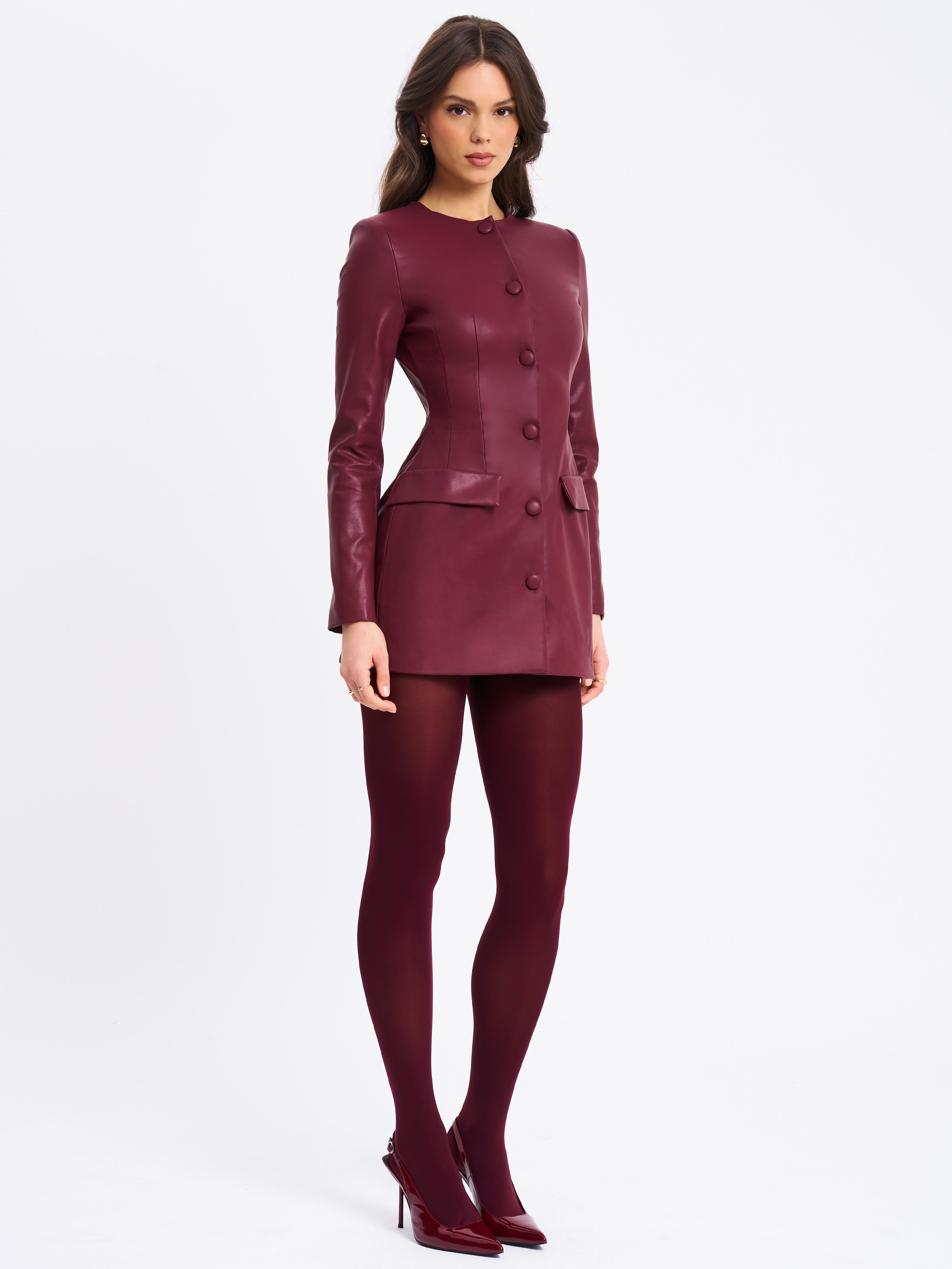 mode audacieuse en simili cuir bordeaux