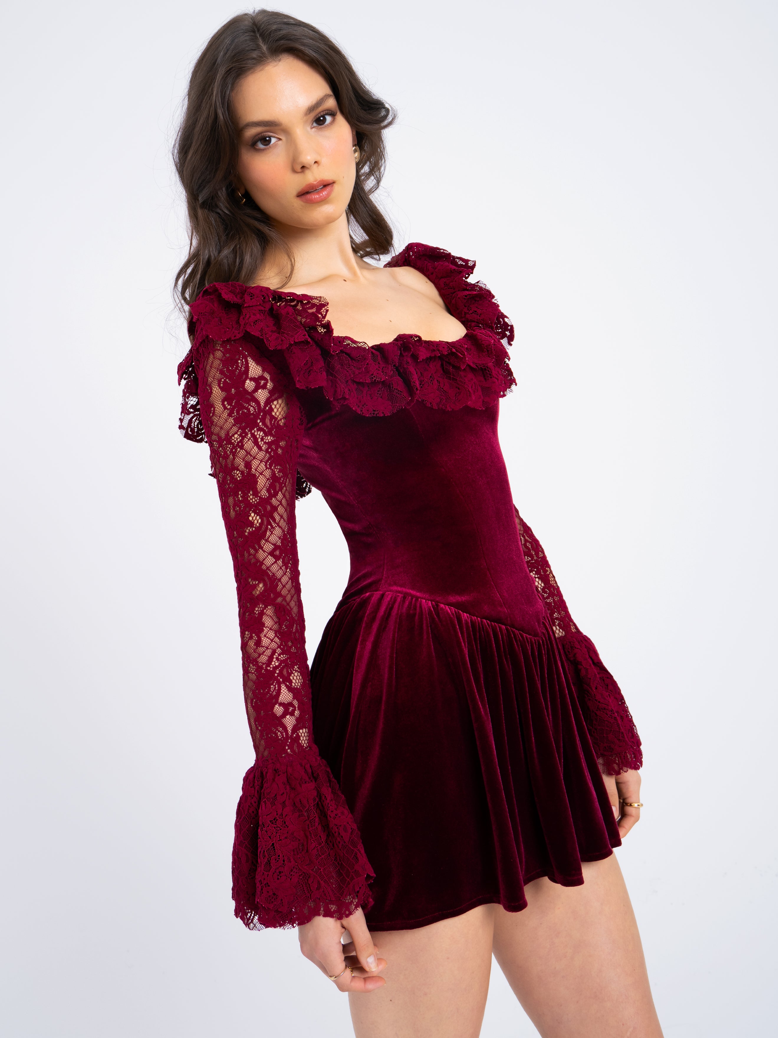 tenue élégante bordeaux