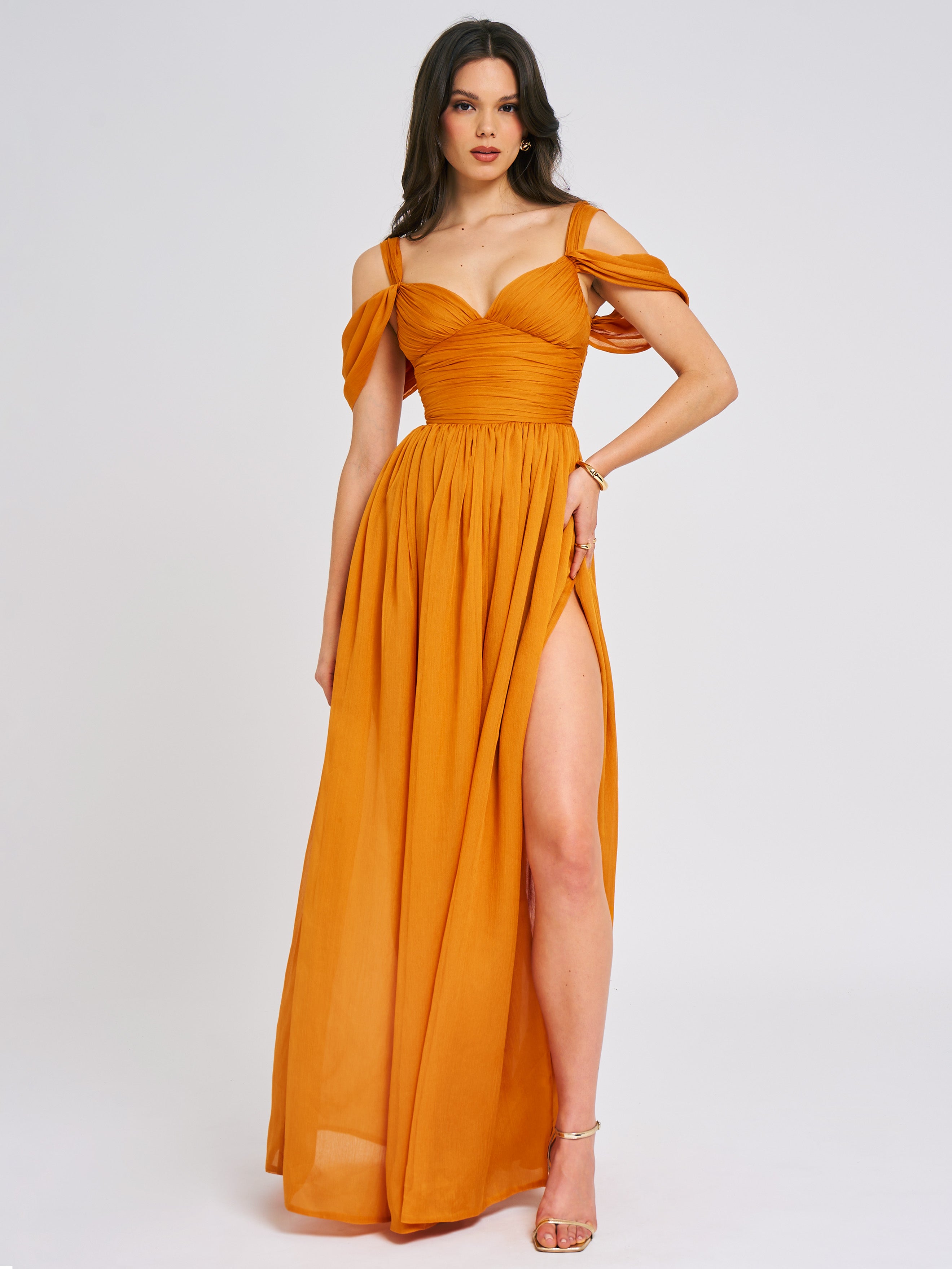 Robe drapée haute fente