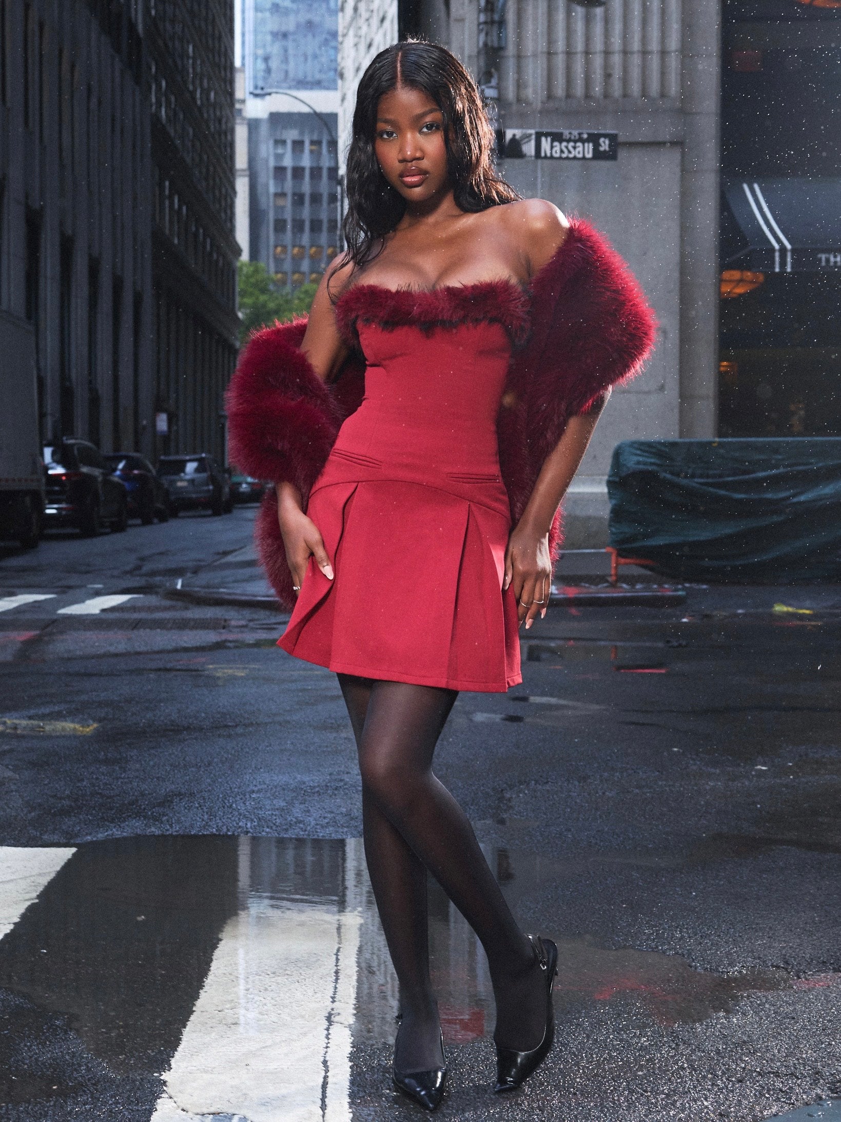 robe mini cramoisie avec fourrure