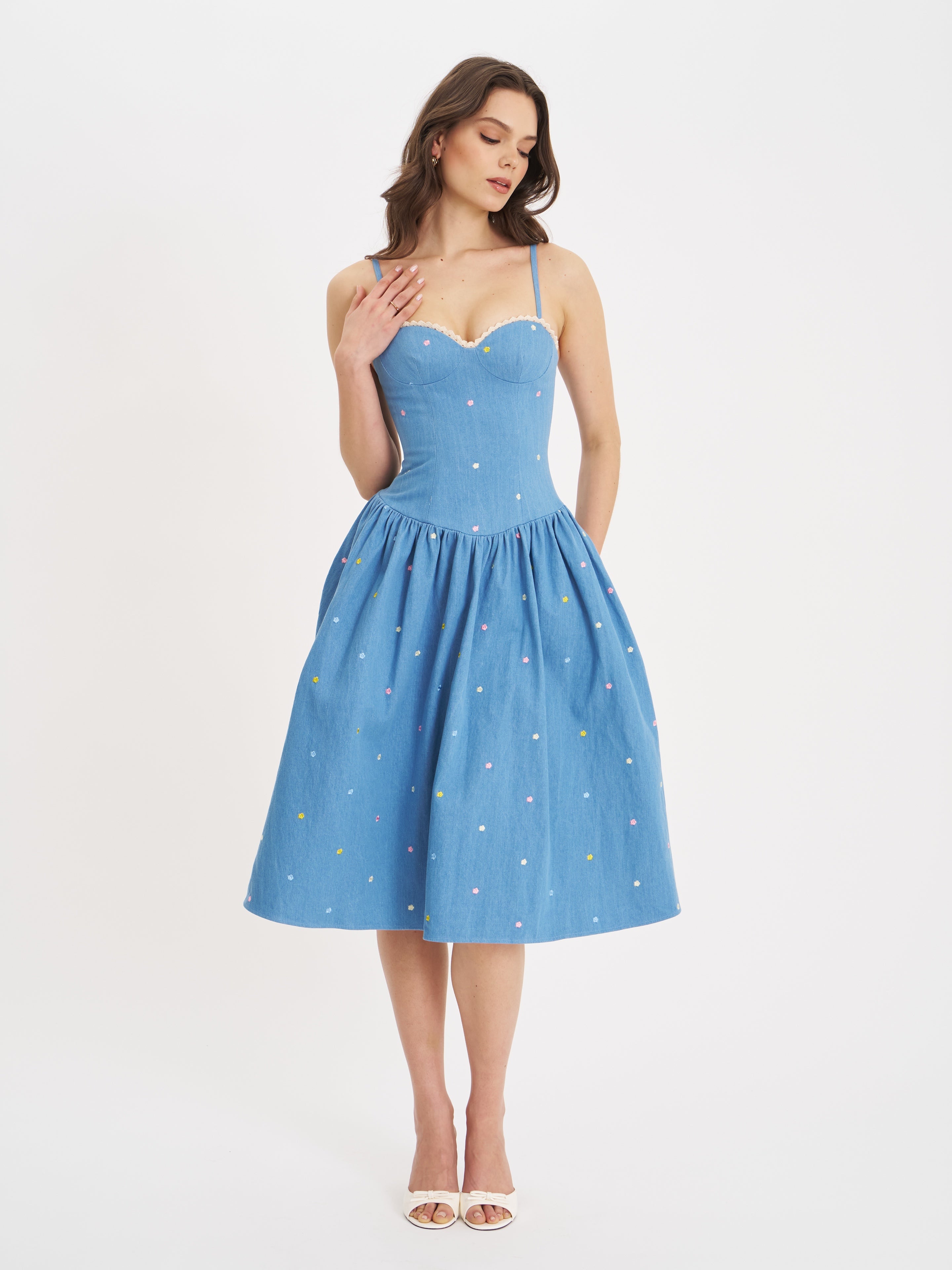 robe avec fleurs brodées