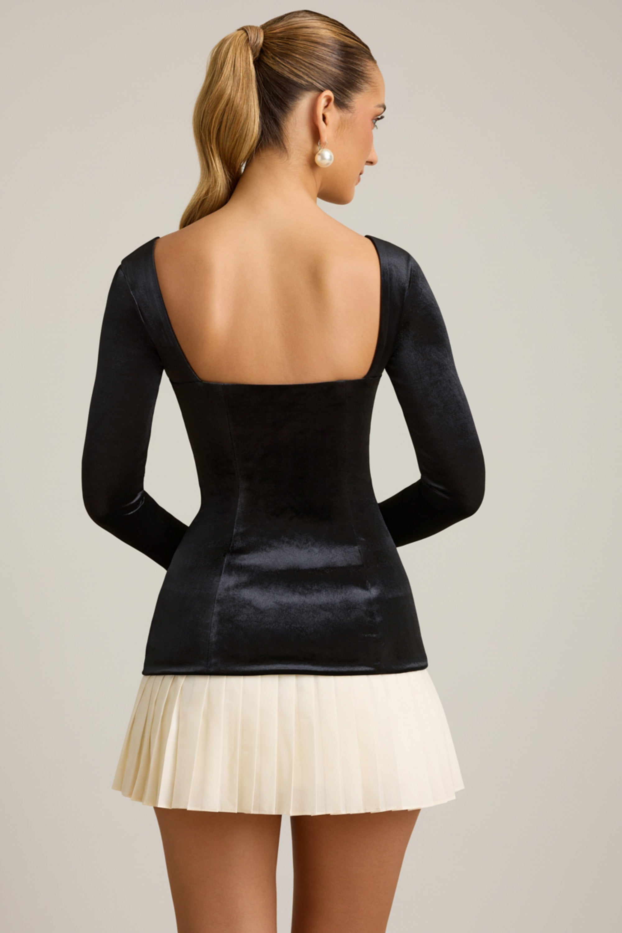 détail corset noir plissé
