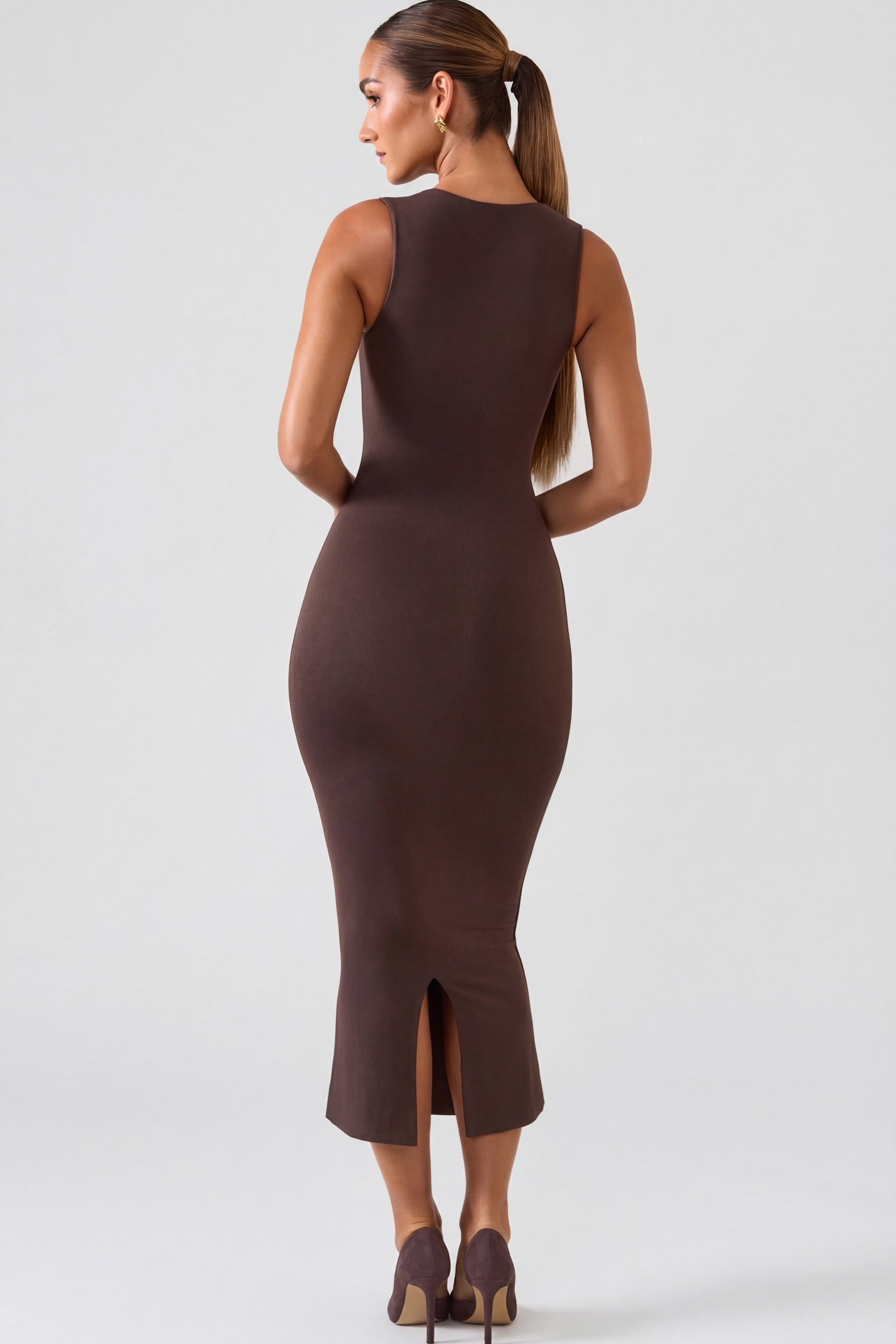 silhouette élégante en robe chocolat
