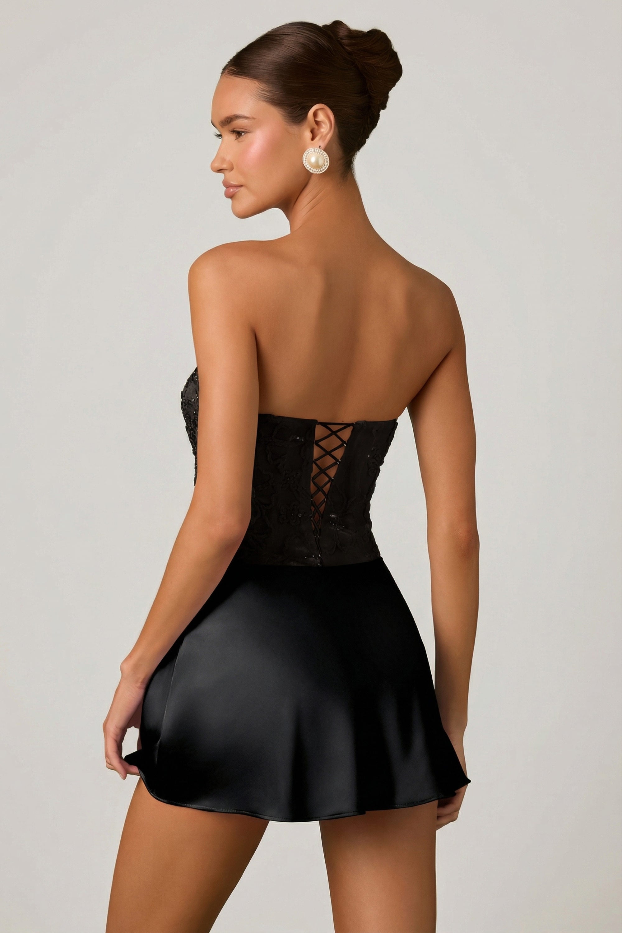 Robe noire drapée sans bretelles