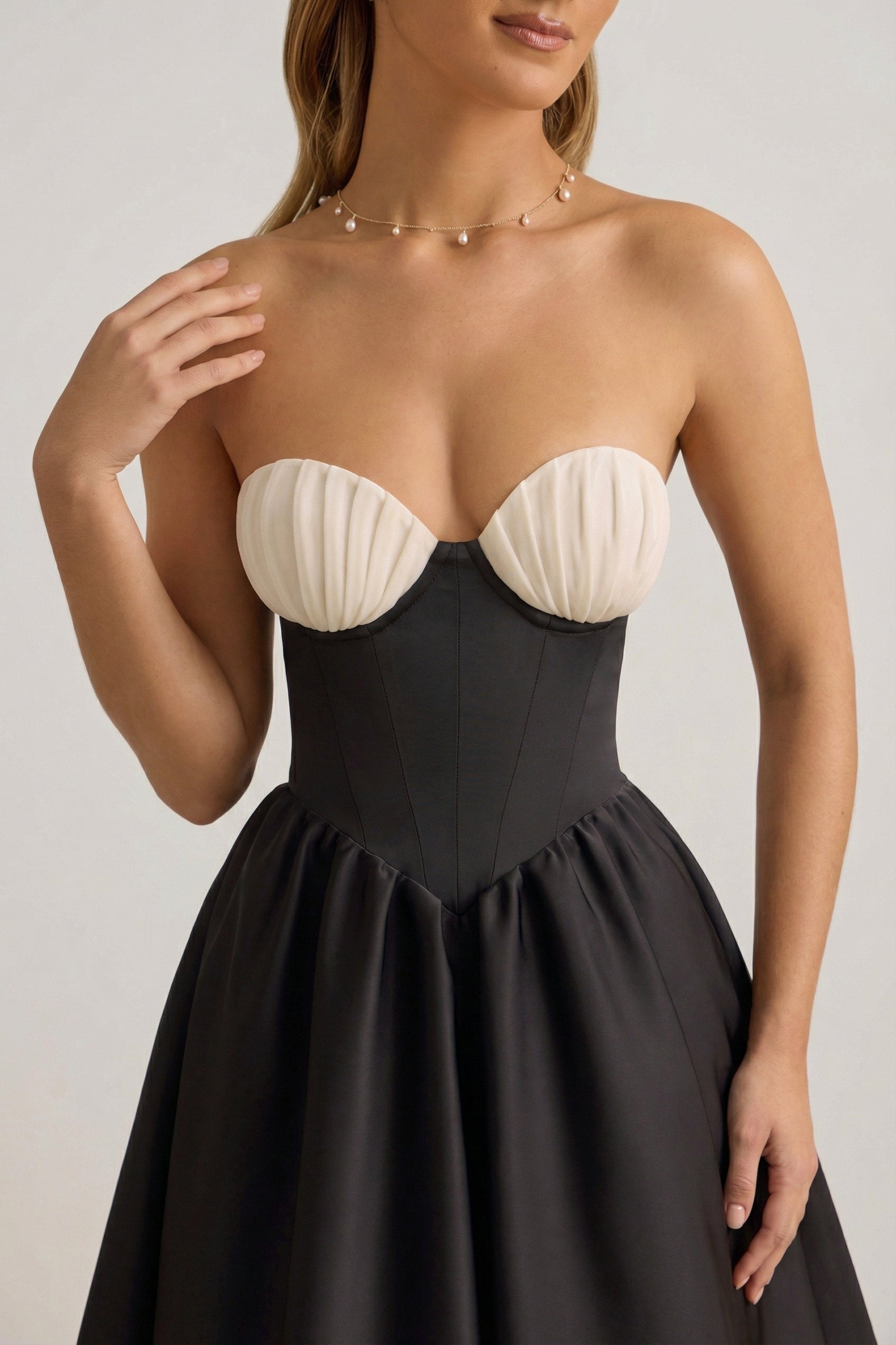 robe silhouette flatteuse noire
