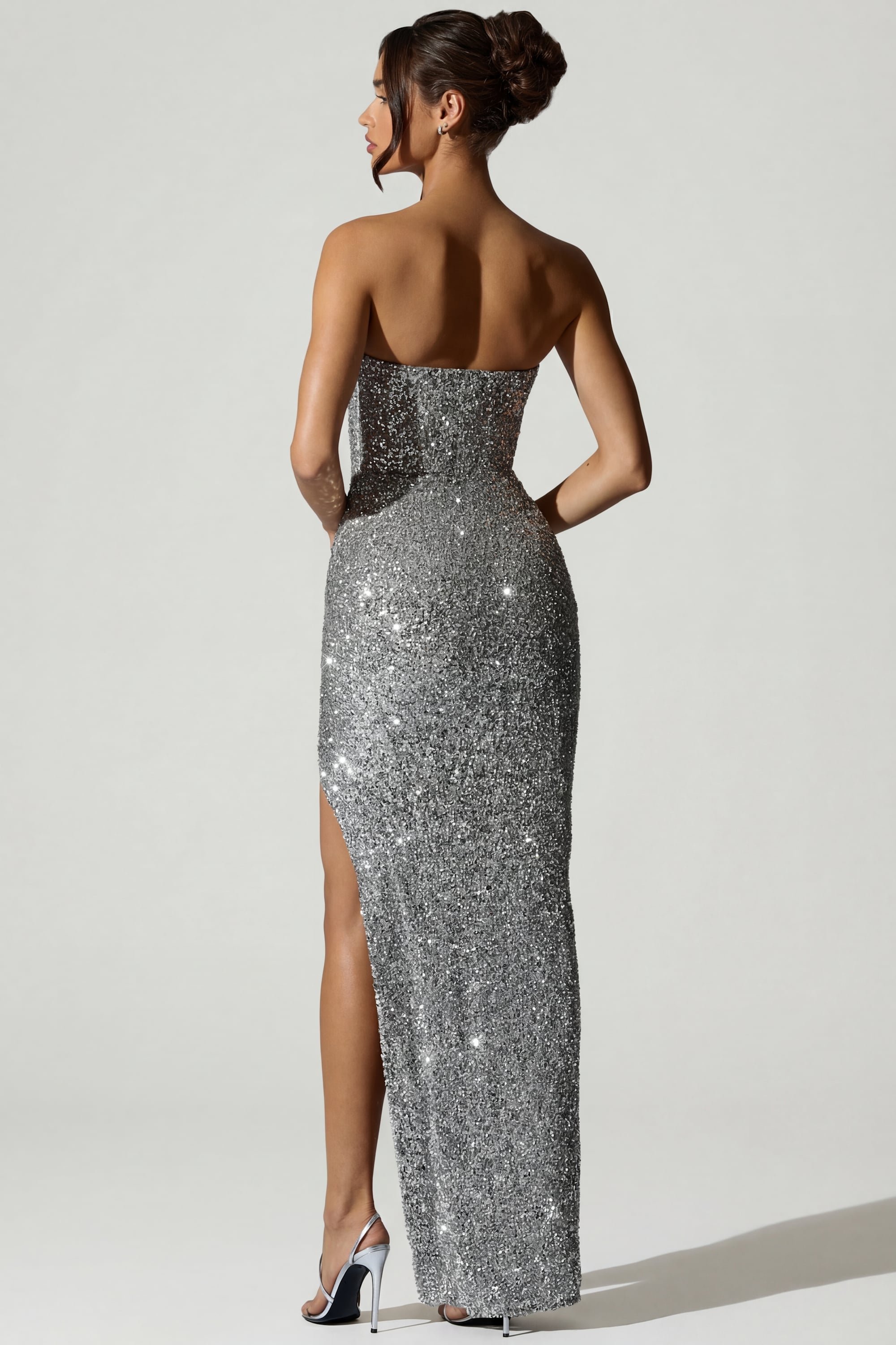 détail robe corset argentée