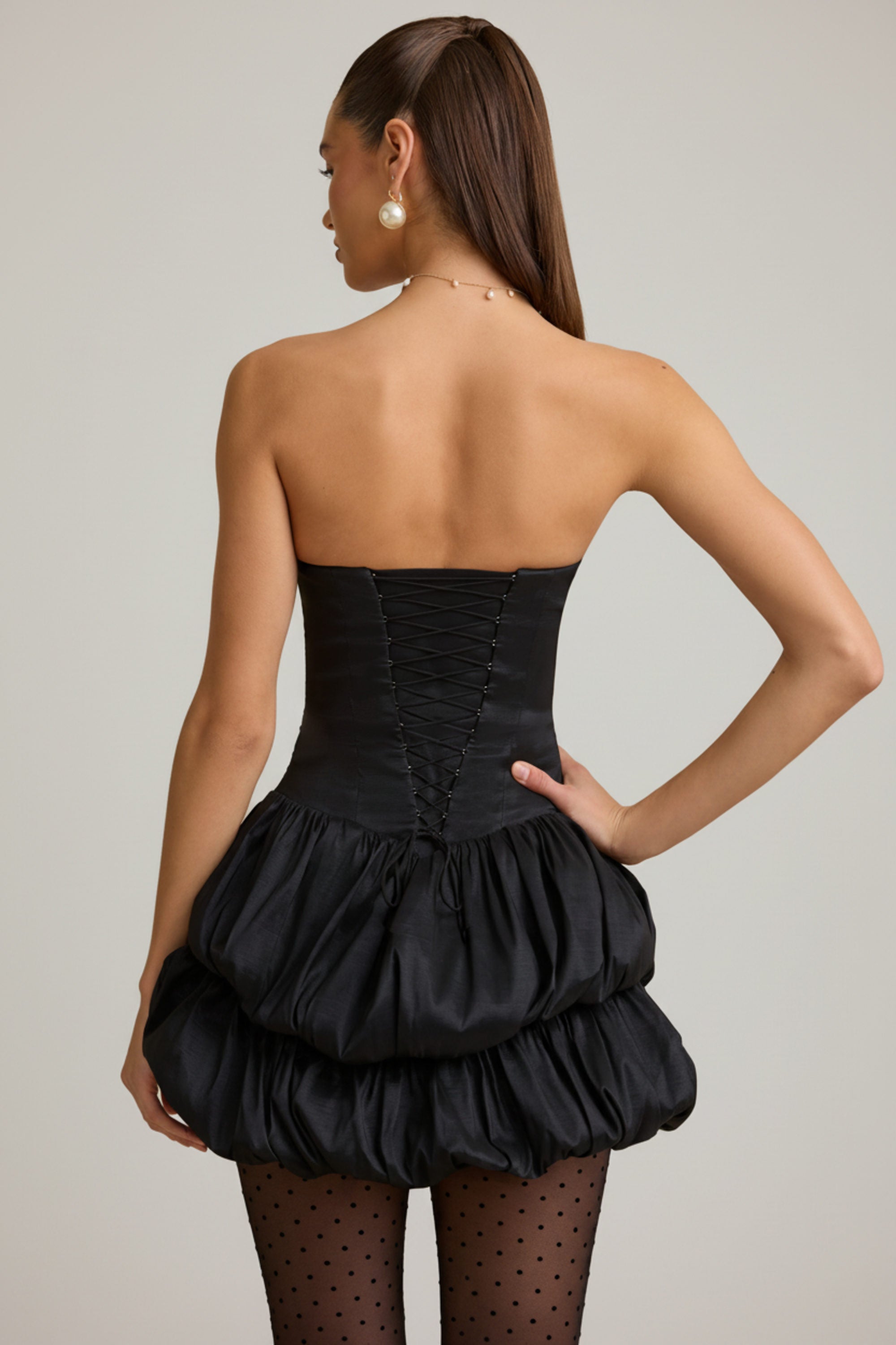 Robe noire satinée avec corset