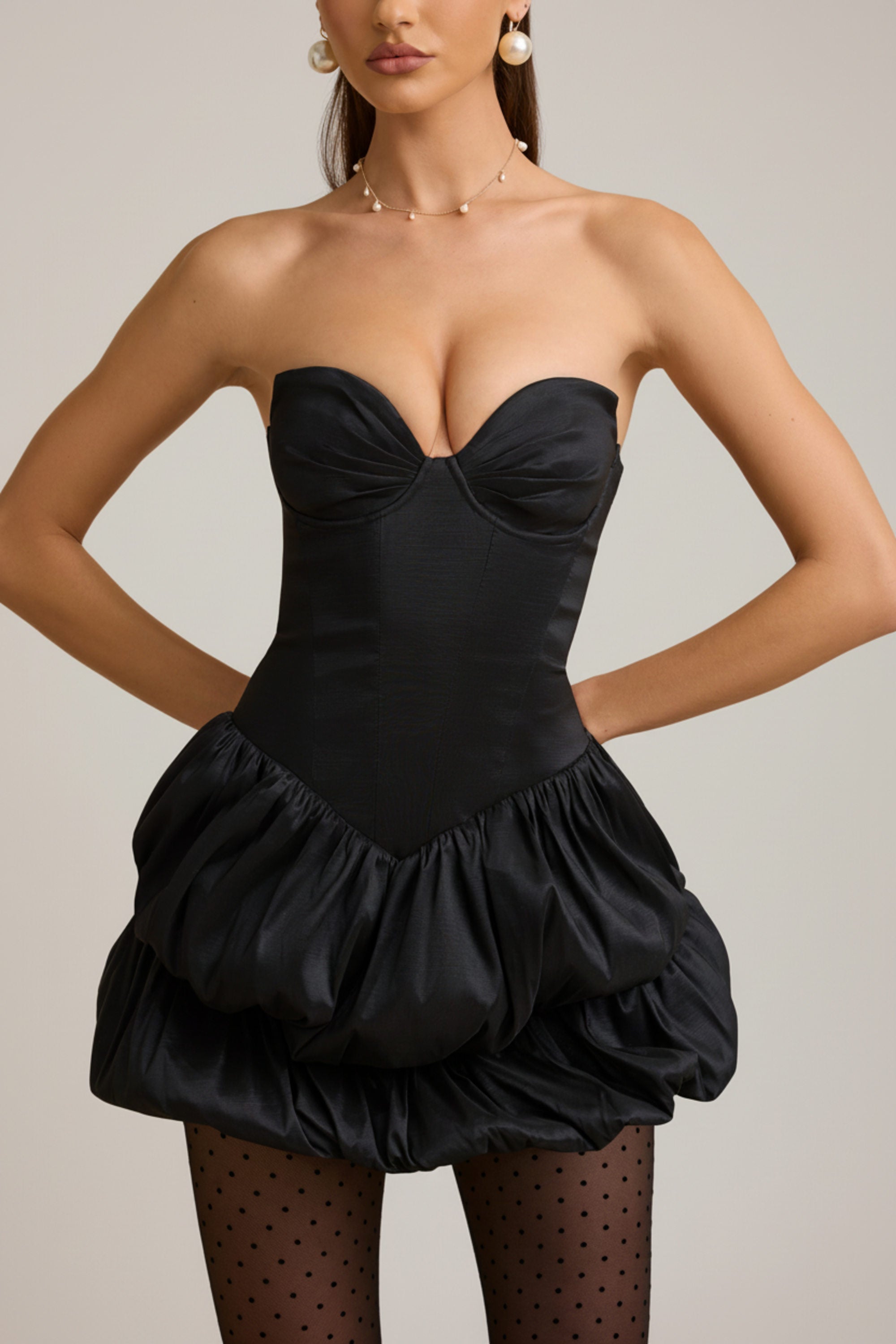 Robe élégante noire avec hem bulle