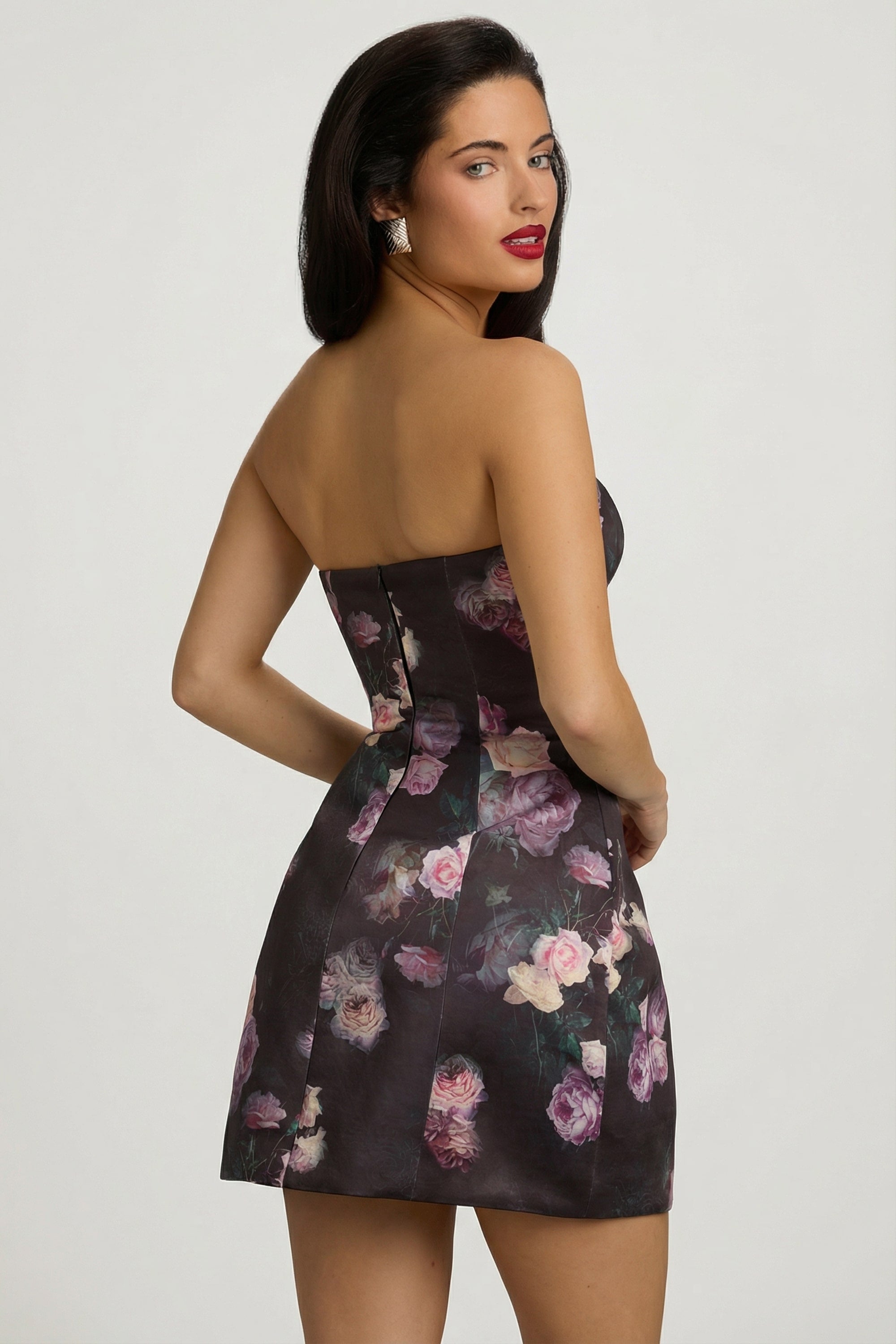 Robe noire florale intemporelle