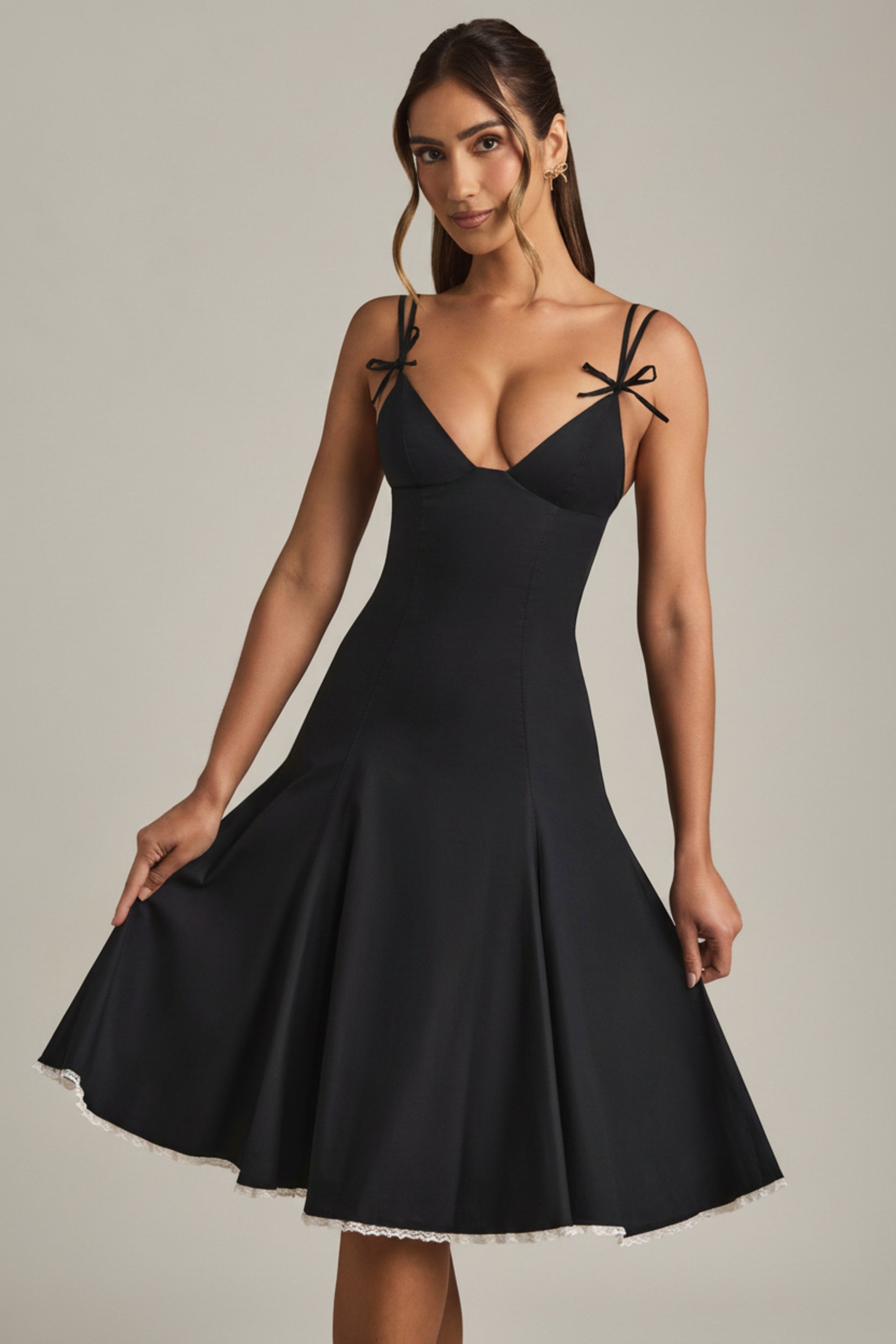 robe midi noire avec détails nœuds