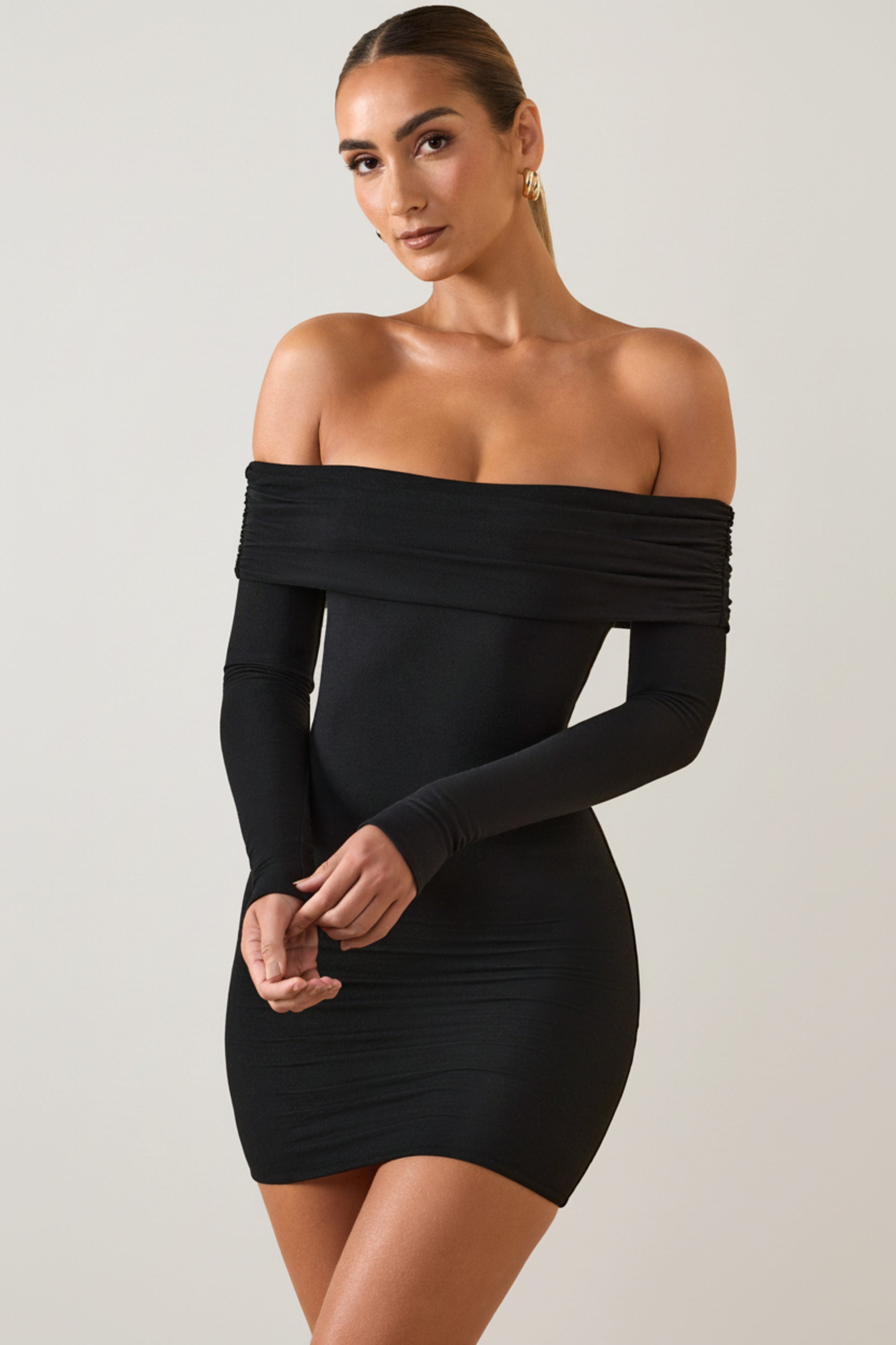 robe mini noire épaules dénudées