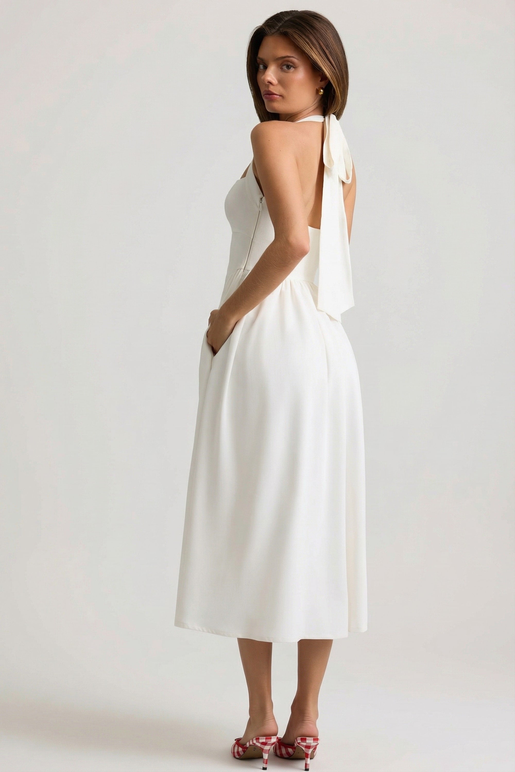 détails de boutons robe blanche
