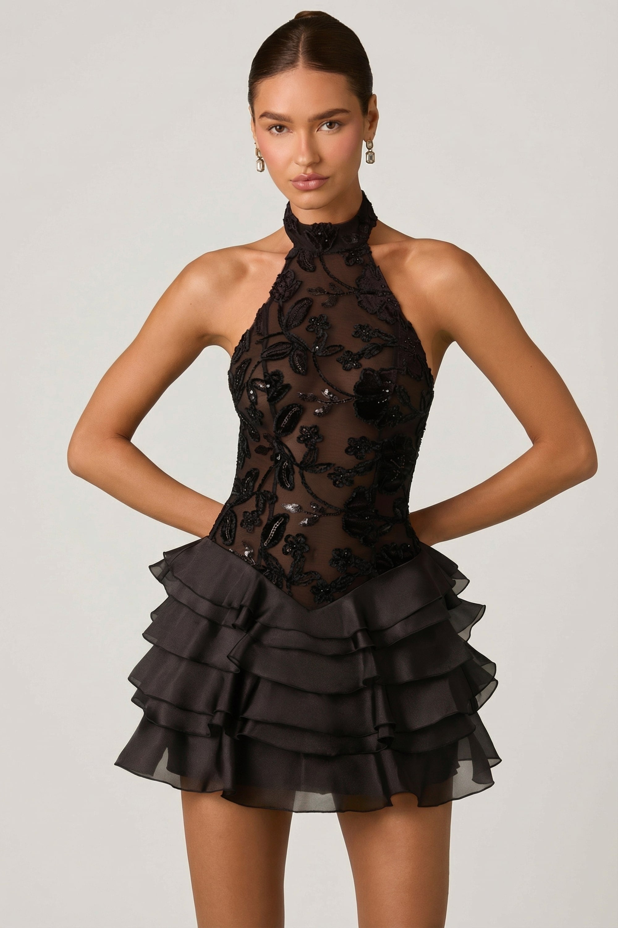 tenue noire avec appliqués