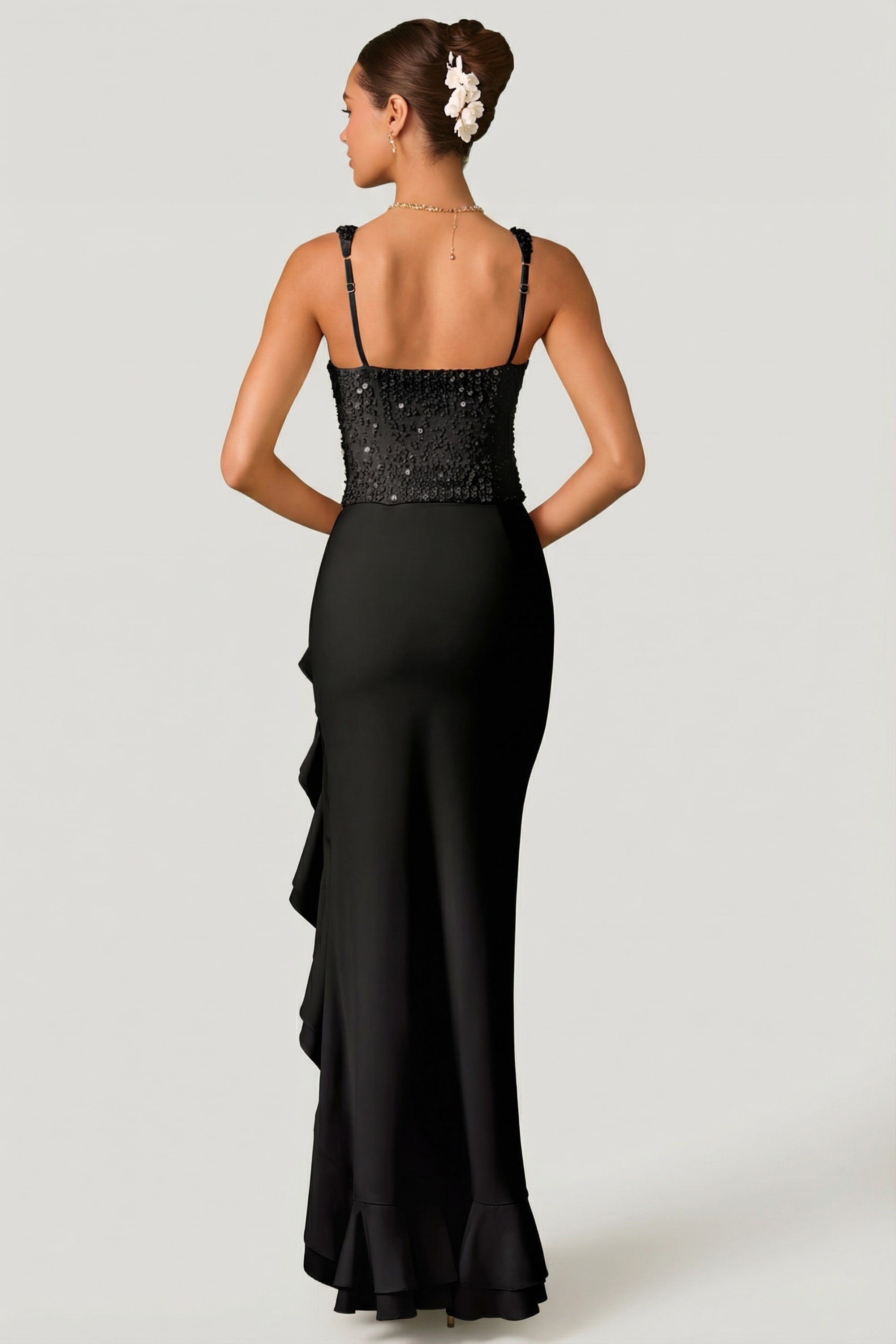 gown noir avec volants