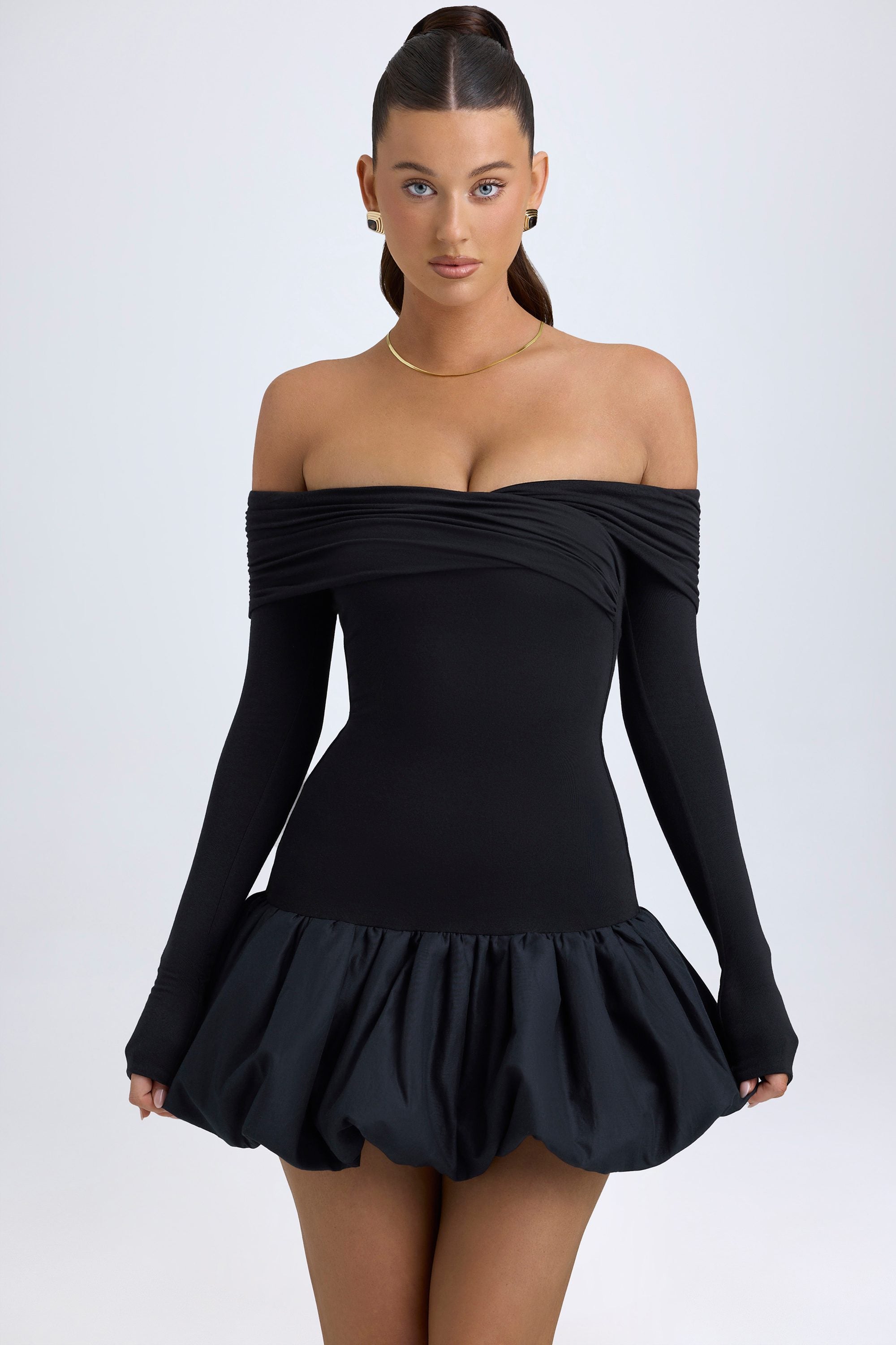 robe mini noire à épaules dénudées