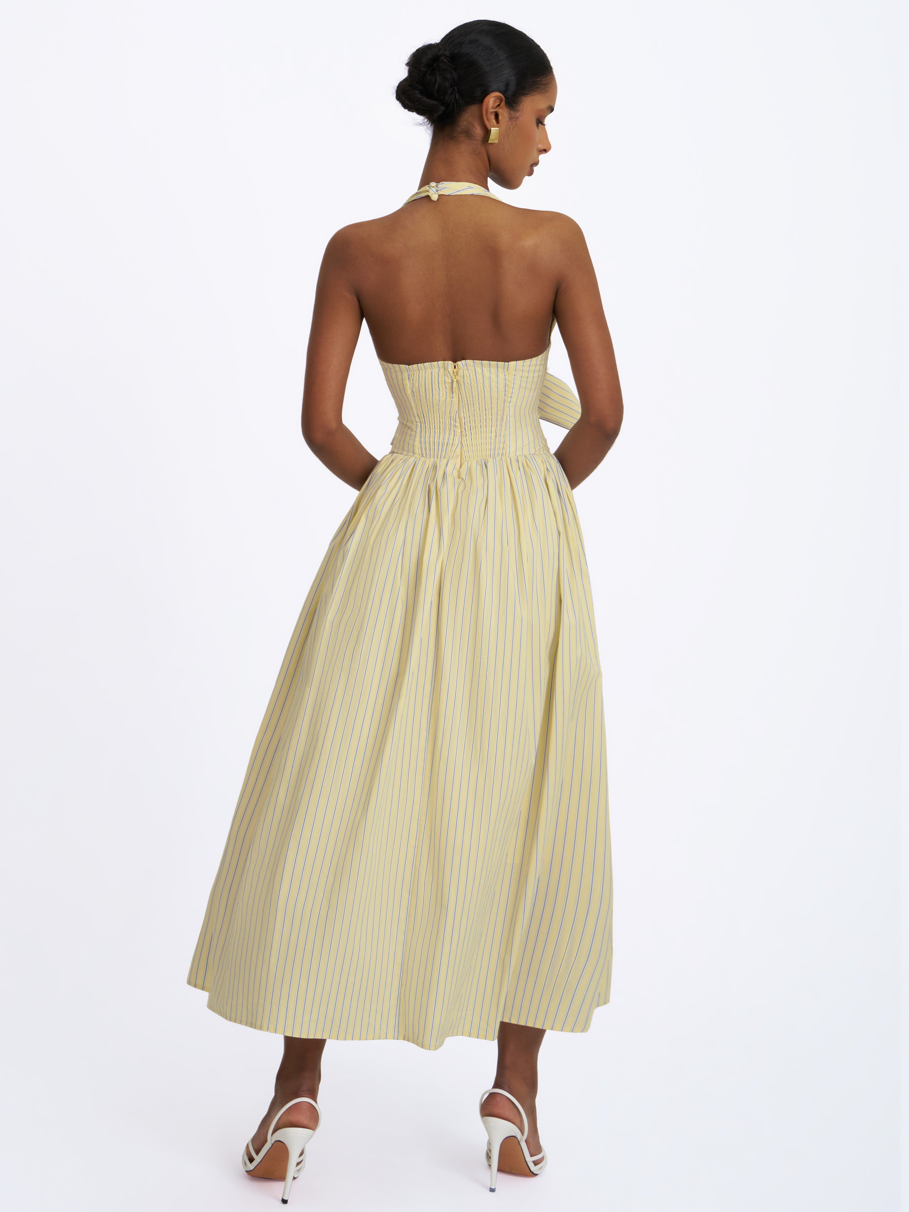 robe jaune à rayures bleues