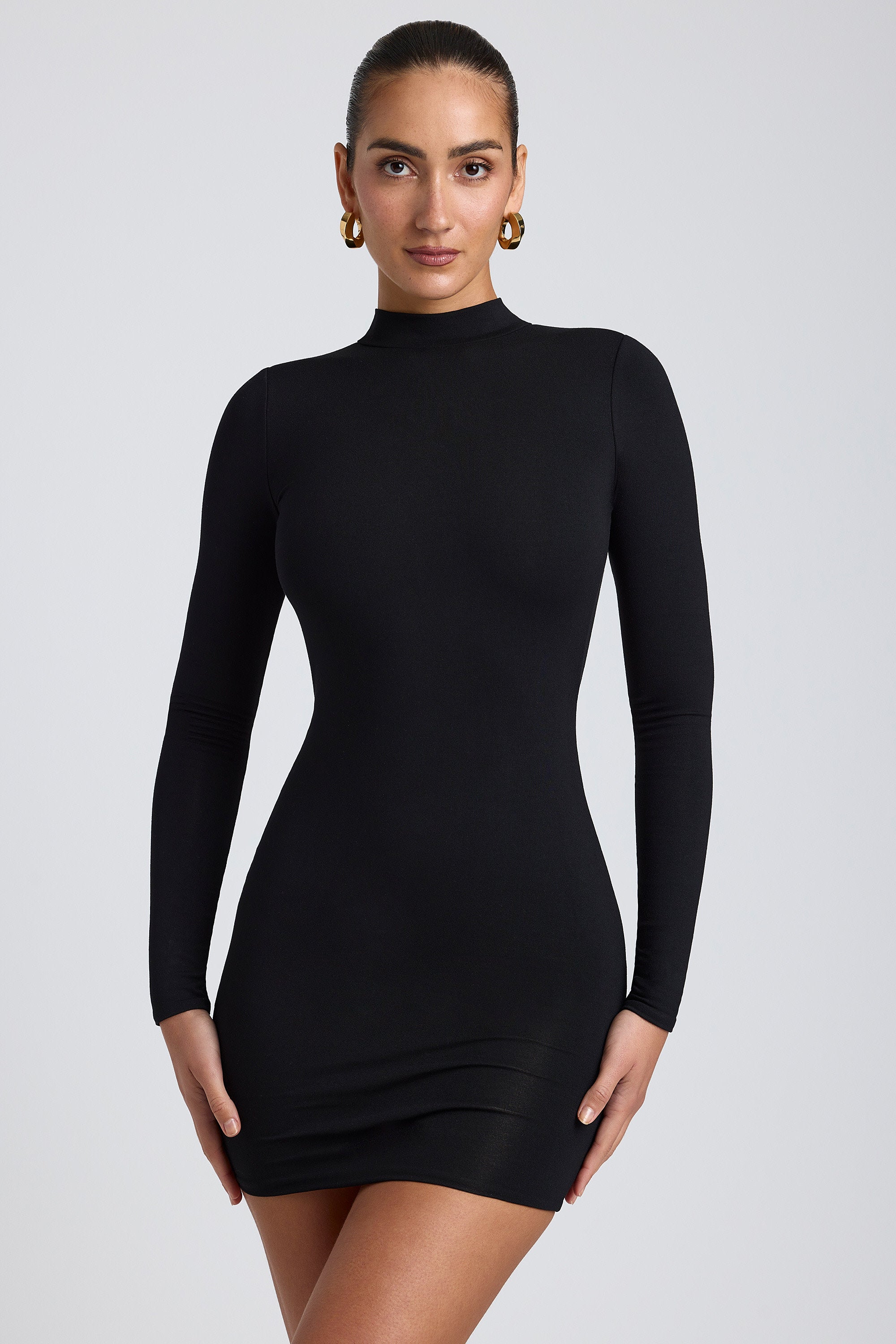 tenue noire avec dos ouvert